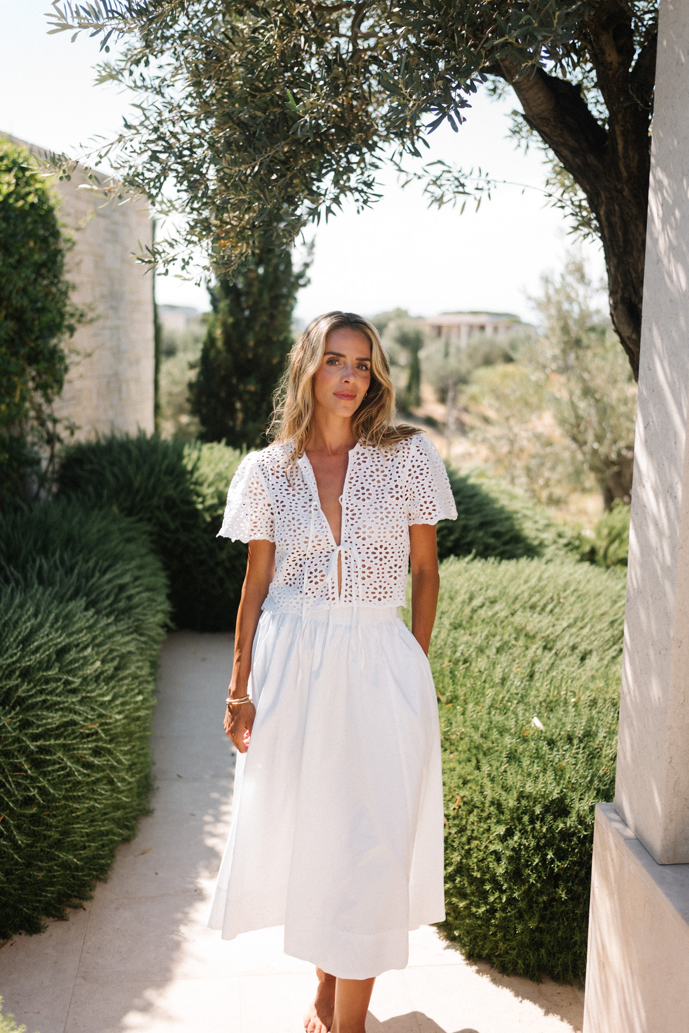 Cravate de haut blanc sur le maxikrock blanc