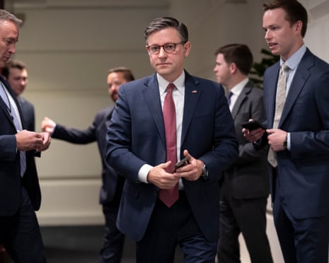 Mike Johnson arrive mardi pour une réunion de stratégie tôt le matin avec la conférence républicaine.