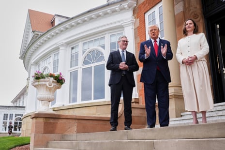 Le président Donald Trump de Keir Starrer (à gauche) et l'épouse de la vedette Victoria sur le parcours de golf Trump Turnberry à Turnberry.