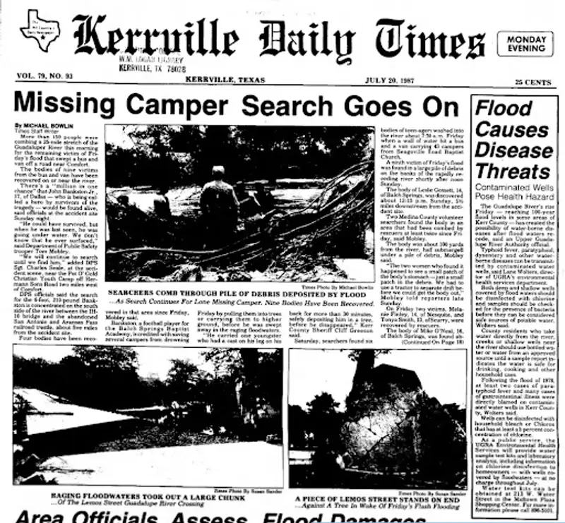 La première page du Kerrville Daily Times de 1987 montre des rapports sur les inondations dans la région.