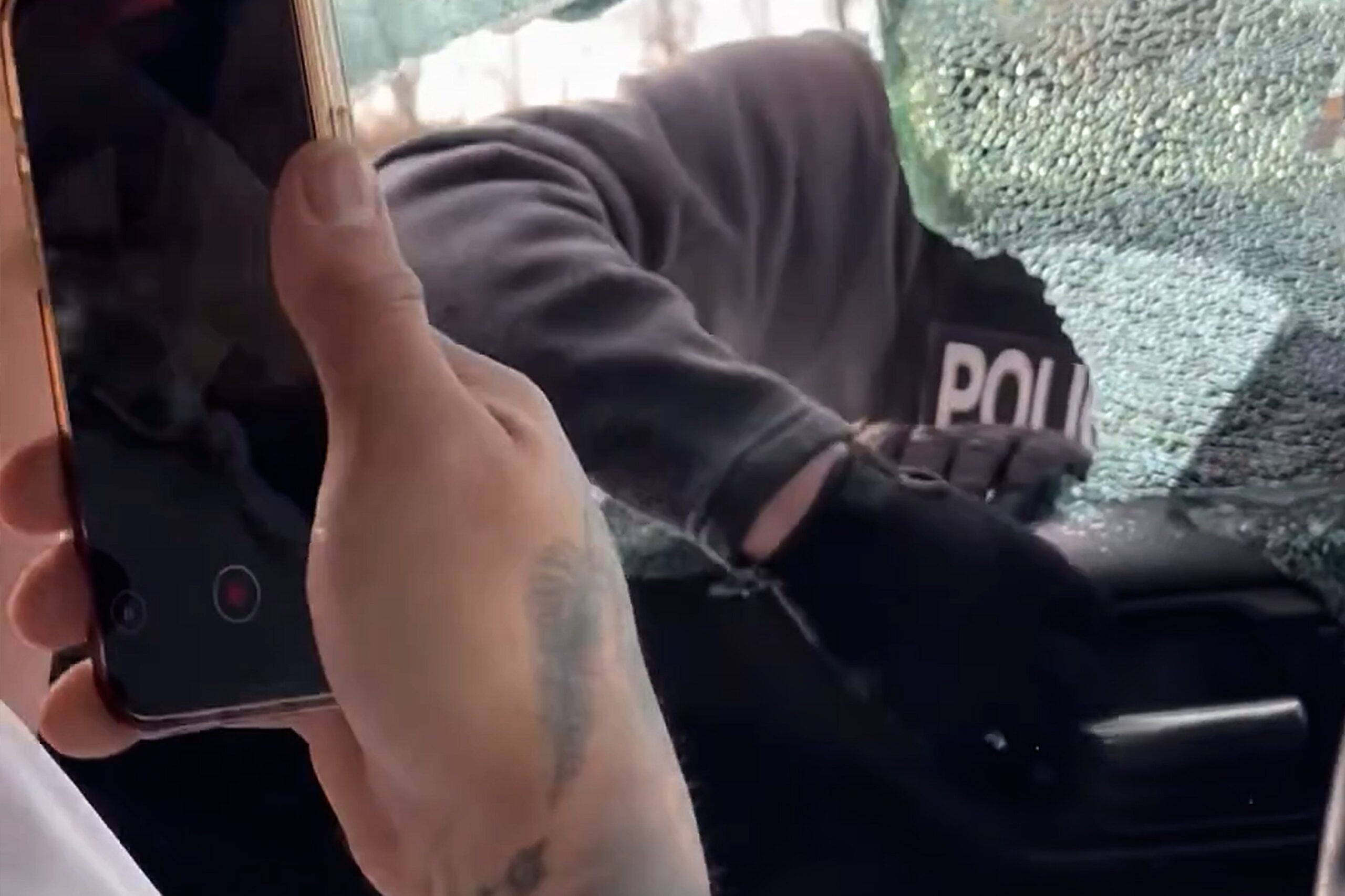 “Nous allons assommer la sacrée fenêtre et la retirer” – Pruplica