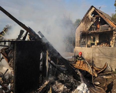 Un pompier travaille à l'emplacement de la grève des fusées russes sous l'attaque de la Russie contre l'Ukraine dans le village de Skyliv à la périphérie de Lviv, en Ukraine.