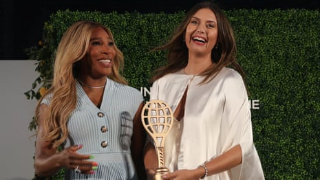 Serena Williams félicite Maria Sharapova, `` Forever Friend '' pour l'induction du Temple de la renommée - vidéo