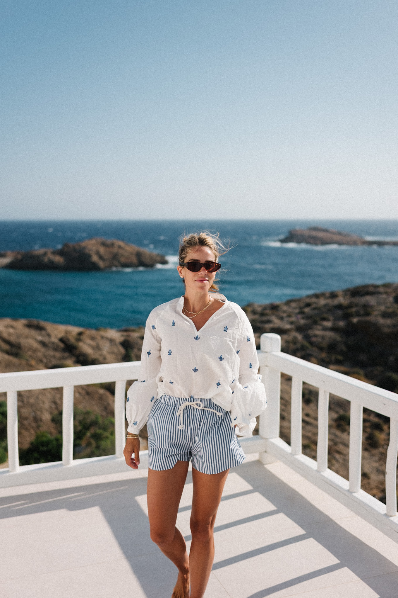 Bouloir en coton brodé blanc short rayures blanches bleues
