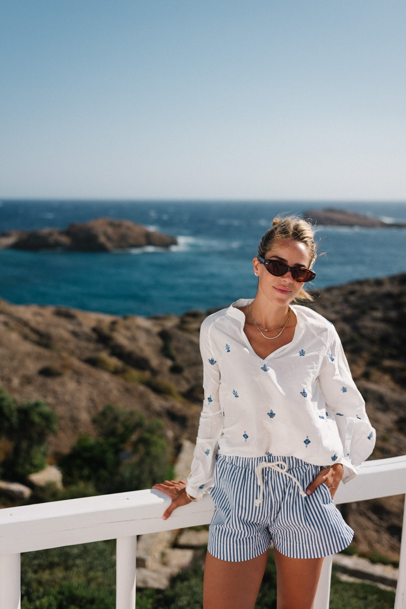 Bouloir en coton brodé blanc short rayures blanches bleues