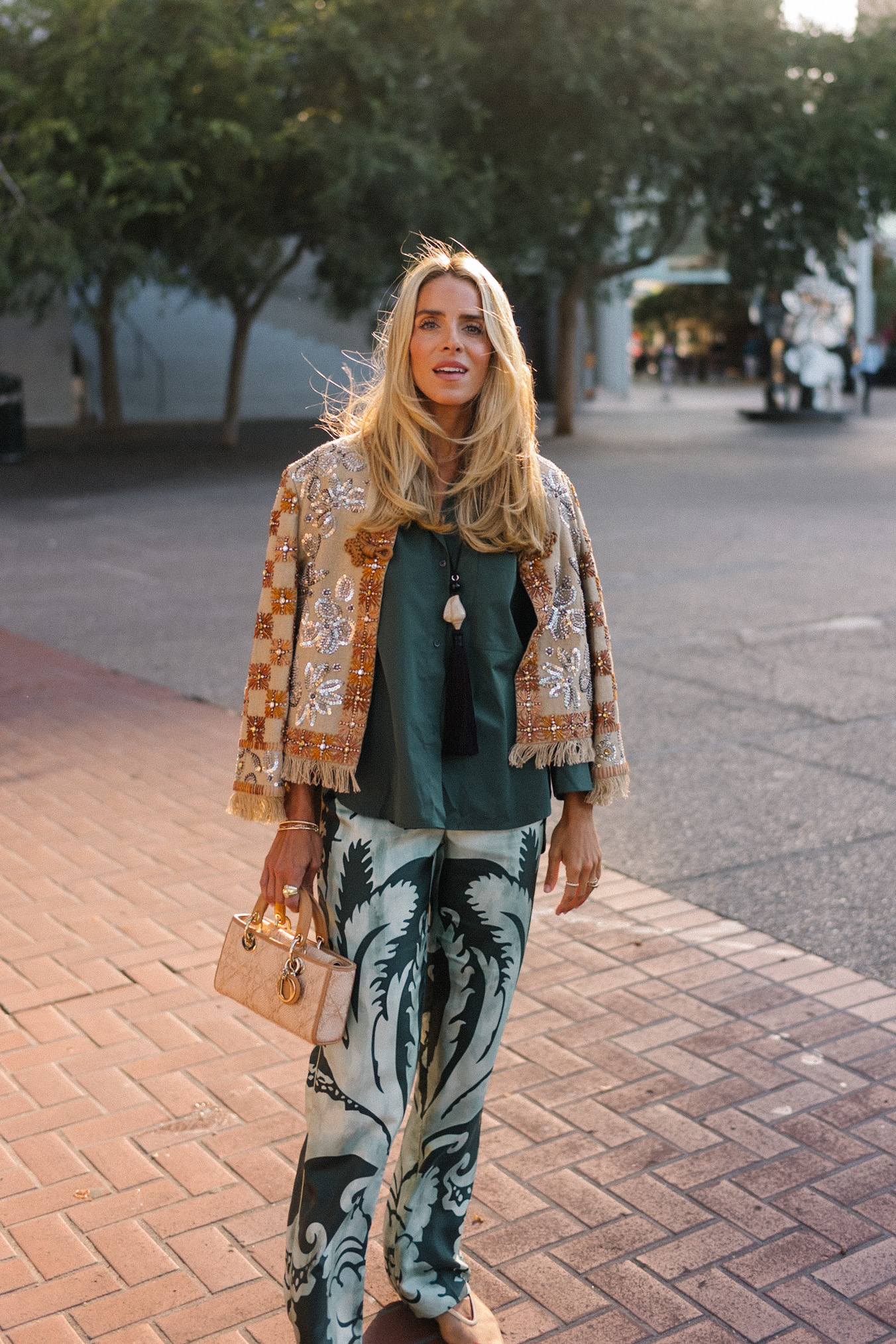 veste brodée chemise en soie verte pantalon en soie à motifs verts