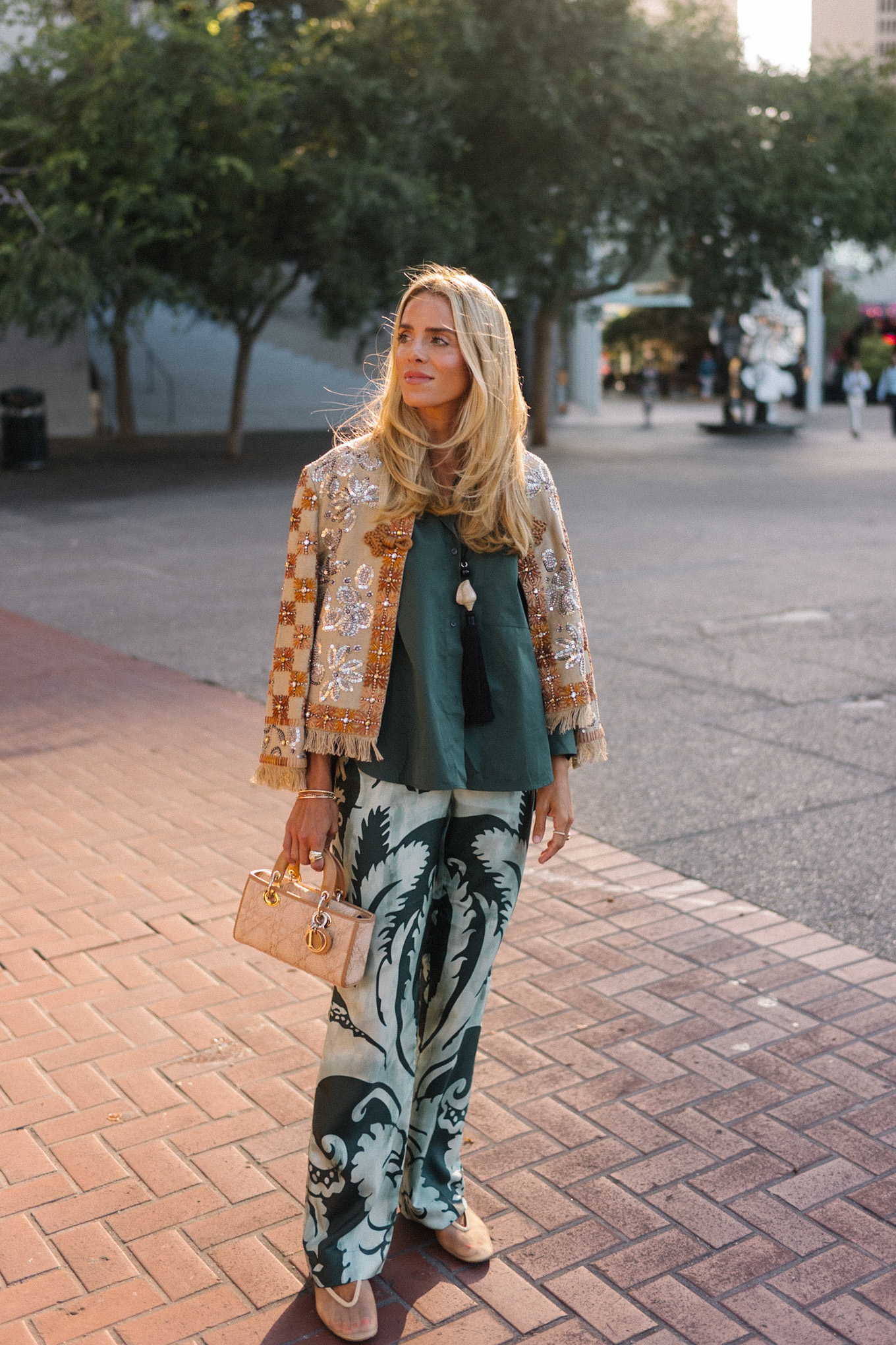 veste brodée chemise en soie verte pantalon en soie à motifs verts