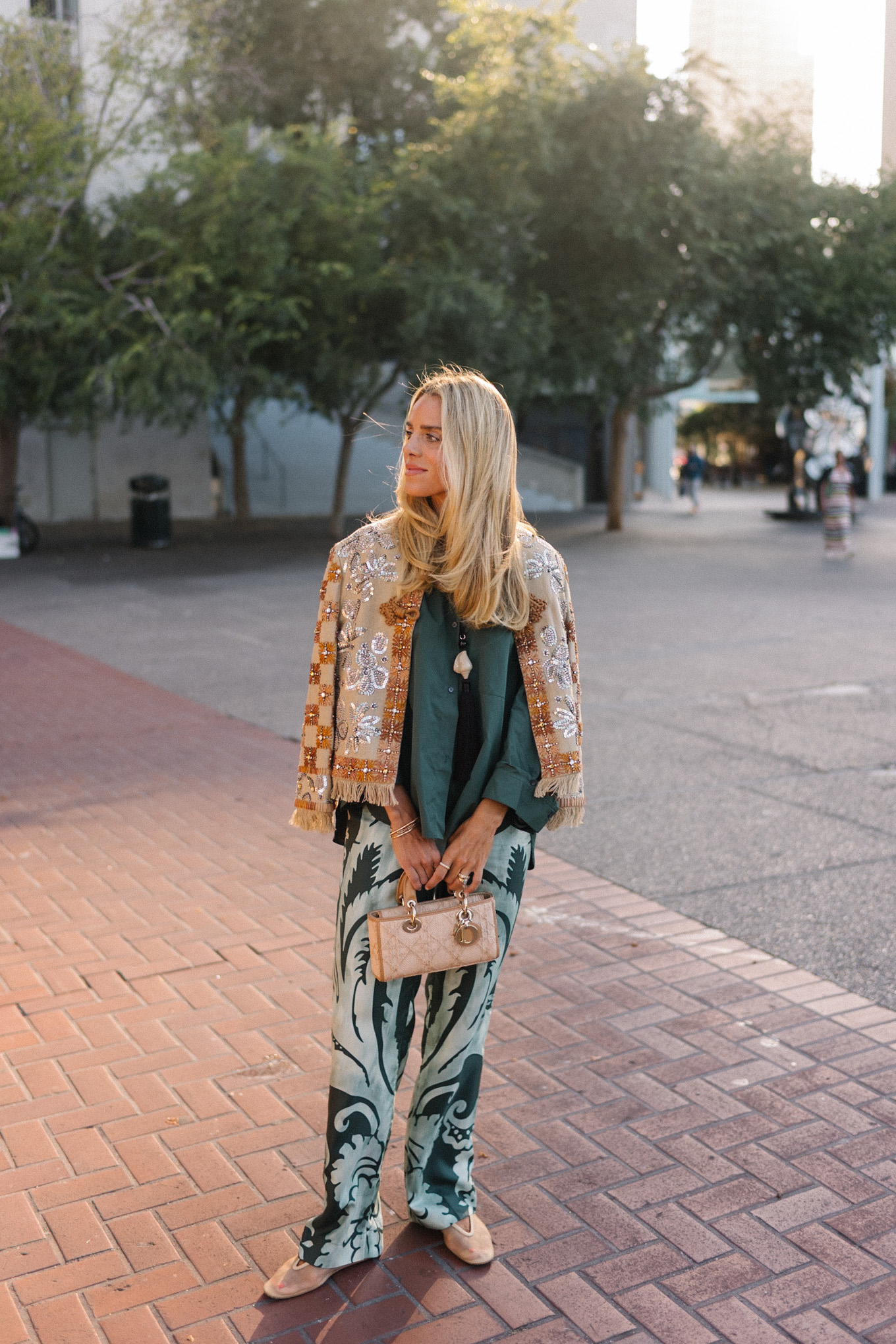 veste brodée chemise en soie verte pantalon en soie à motifs verts