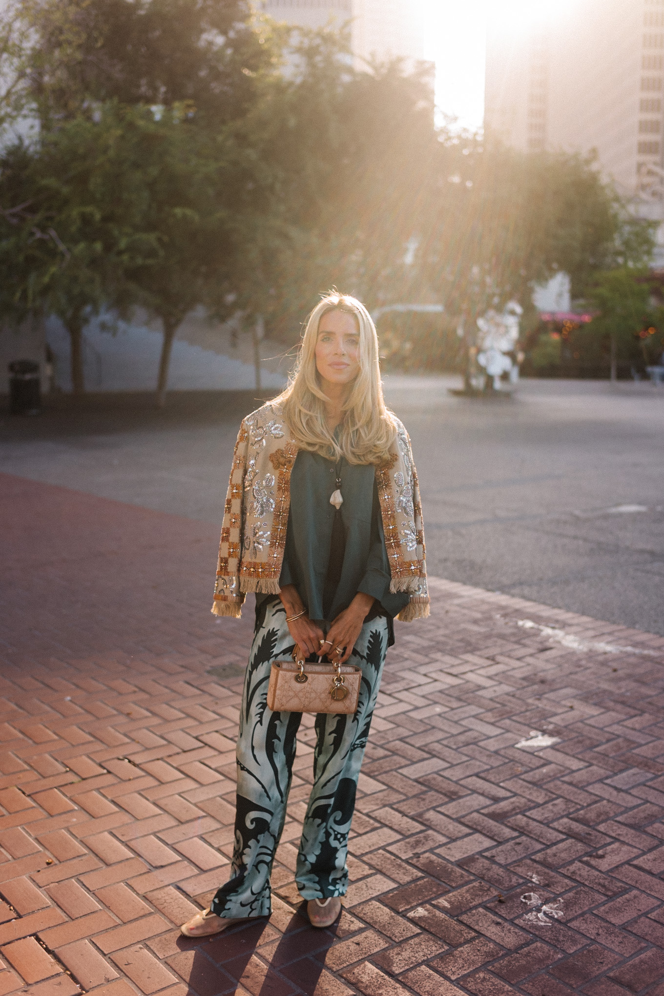 veste brodée chemise en soie verte pantalon en soie à motifs verts