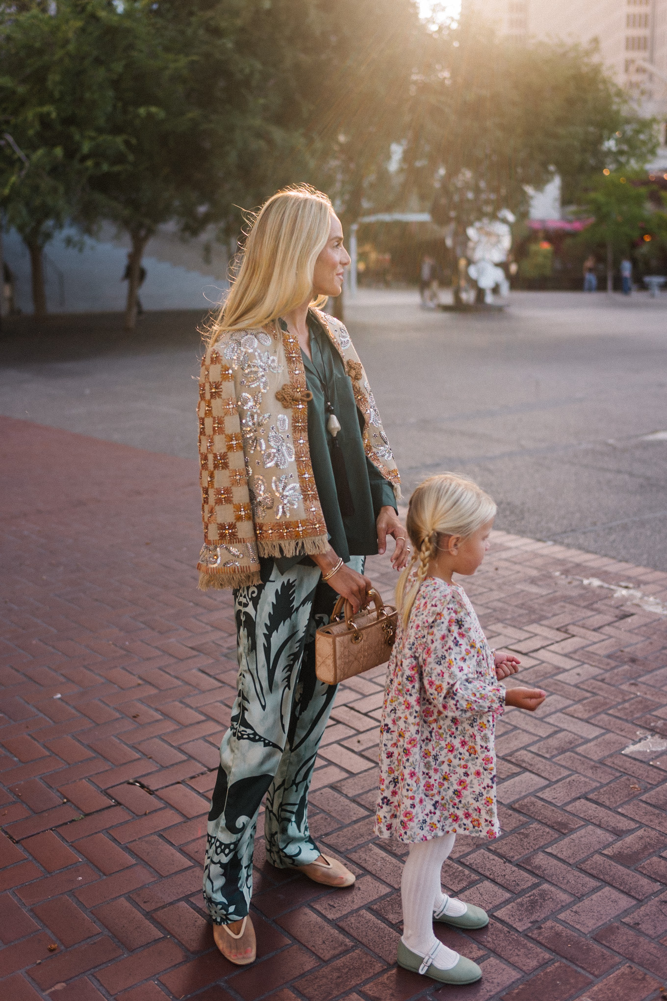 veste brodée chemise en soie verte pantalon en soie à motifs verts