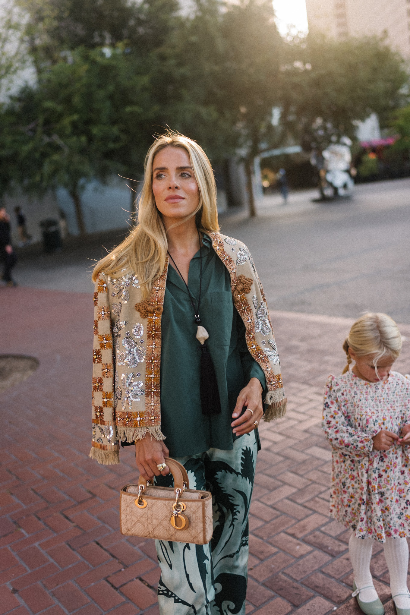 veste brodée chemise en soie verte pantalon en soie à motifs verts