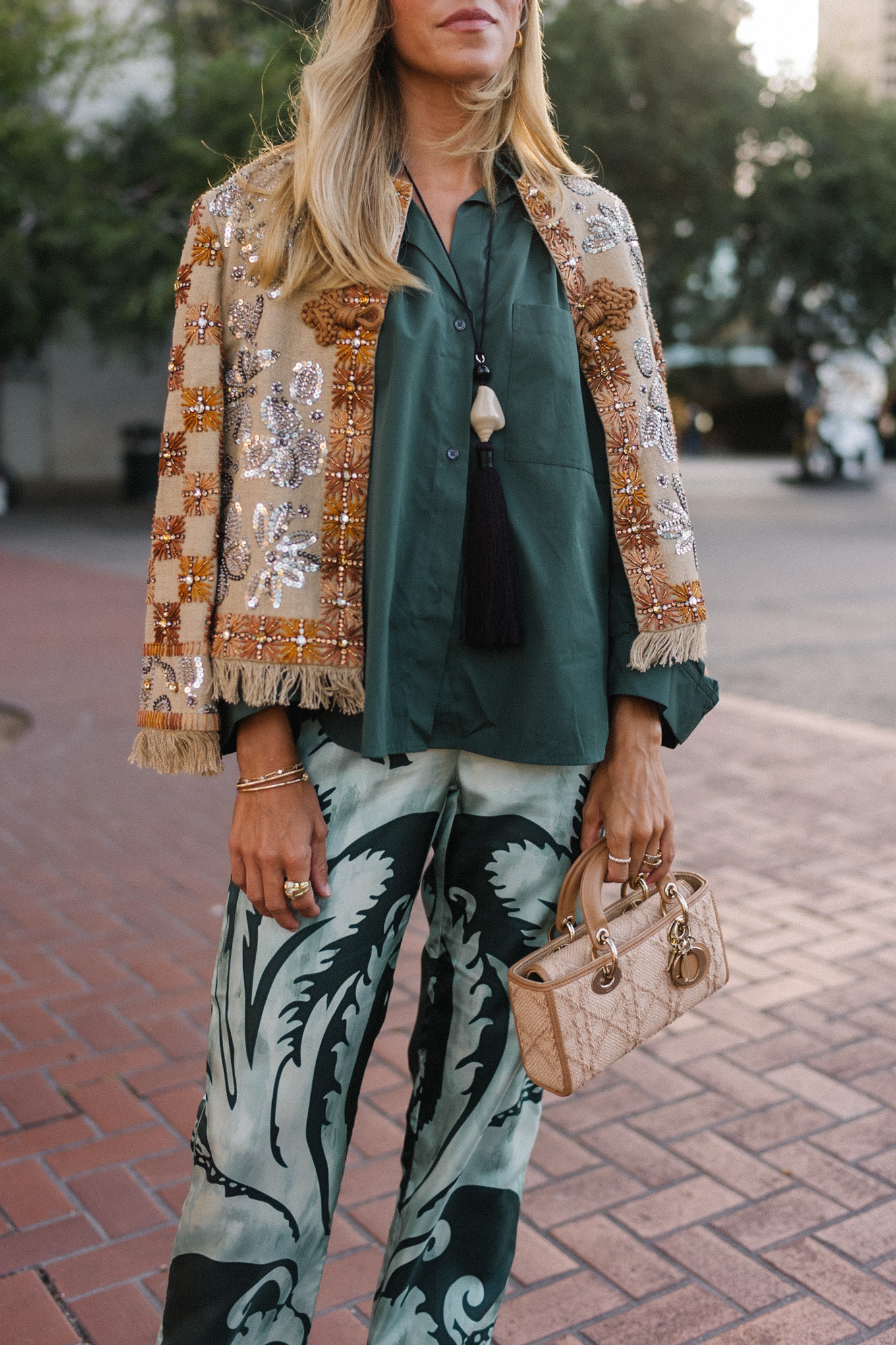 veste brodée chemise en soie verte pantalon en soie à motifs verts