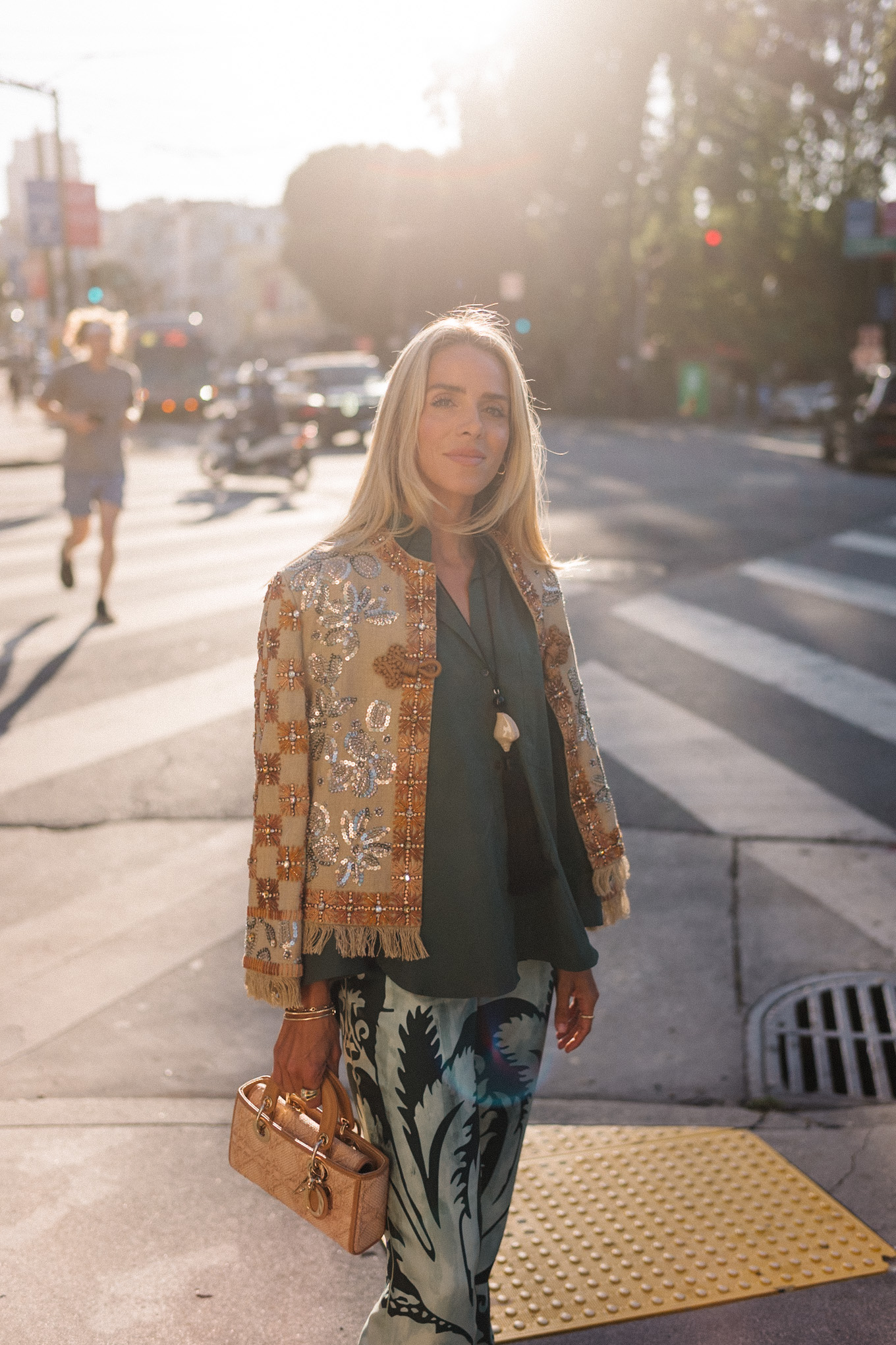 veste brodée chemise en soie verte pantalon en soie à motifs verts