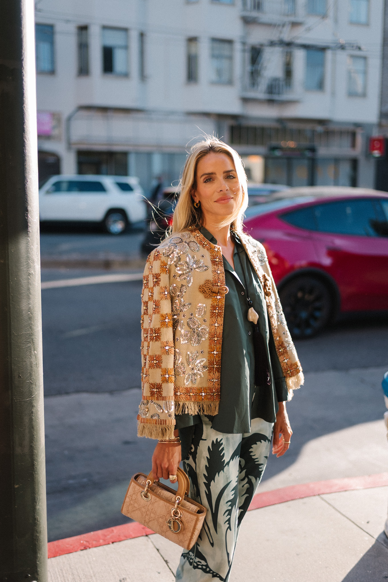 veste brodée chemise en soie verte pantalon en soie à motifs verts