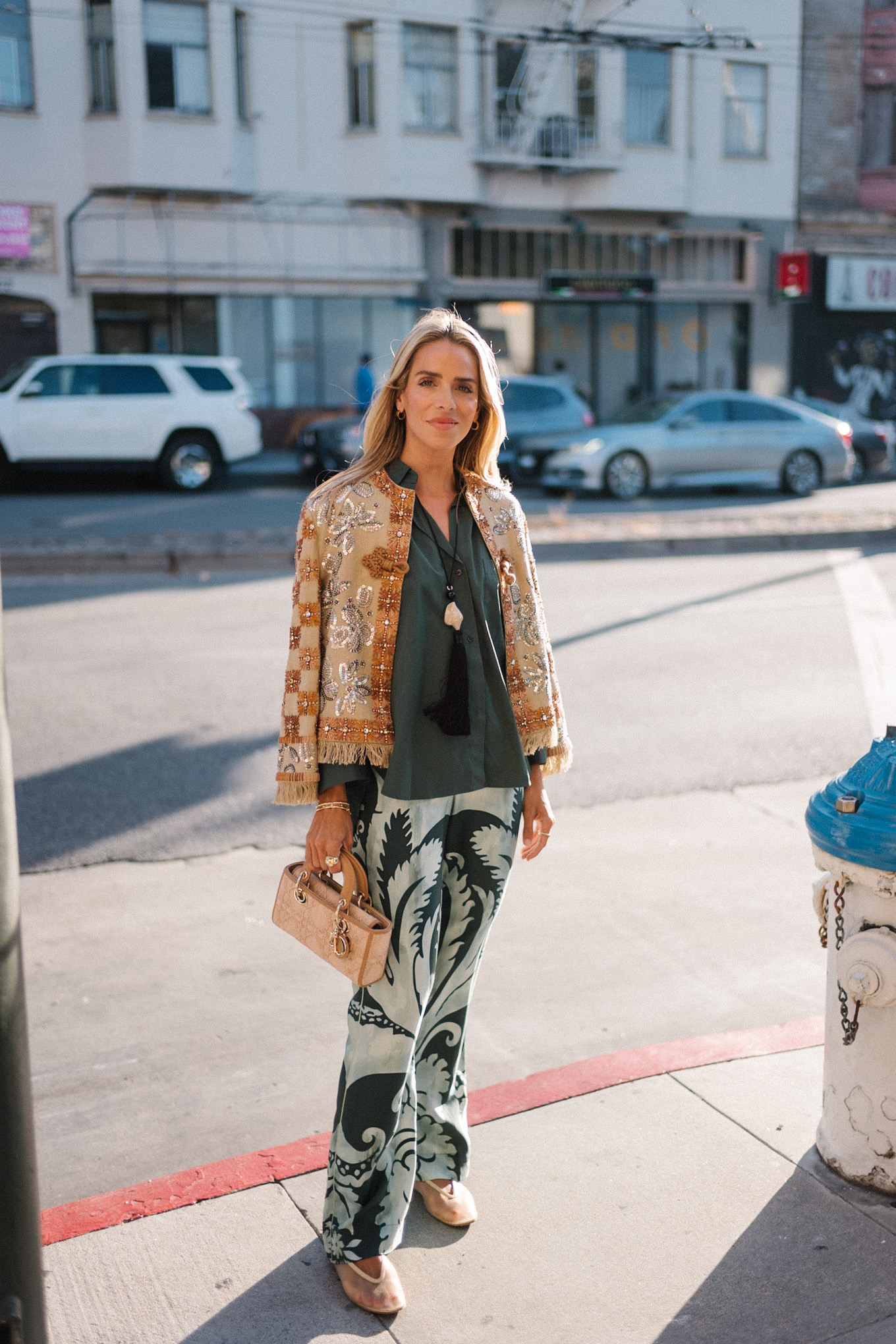 veste brodée chemise en soie verte pantalon en soie à motifs verts