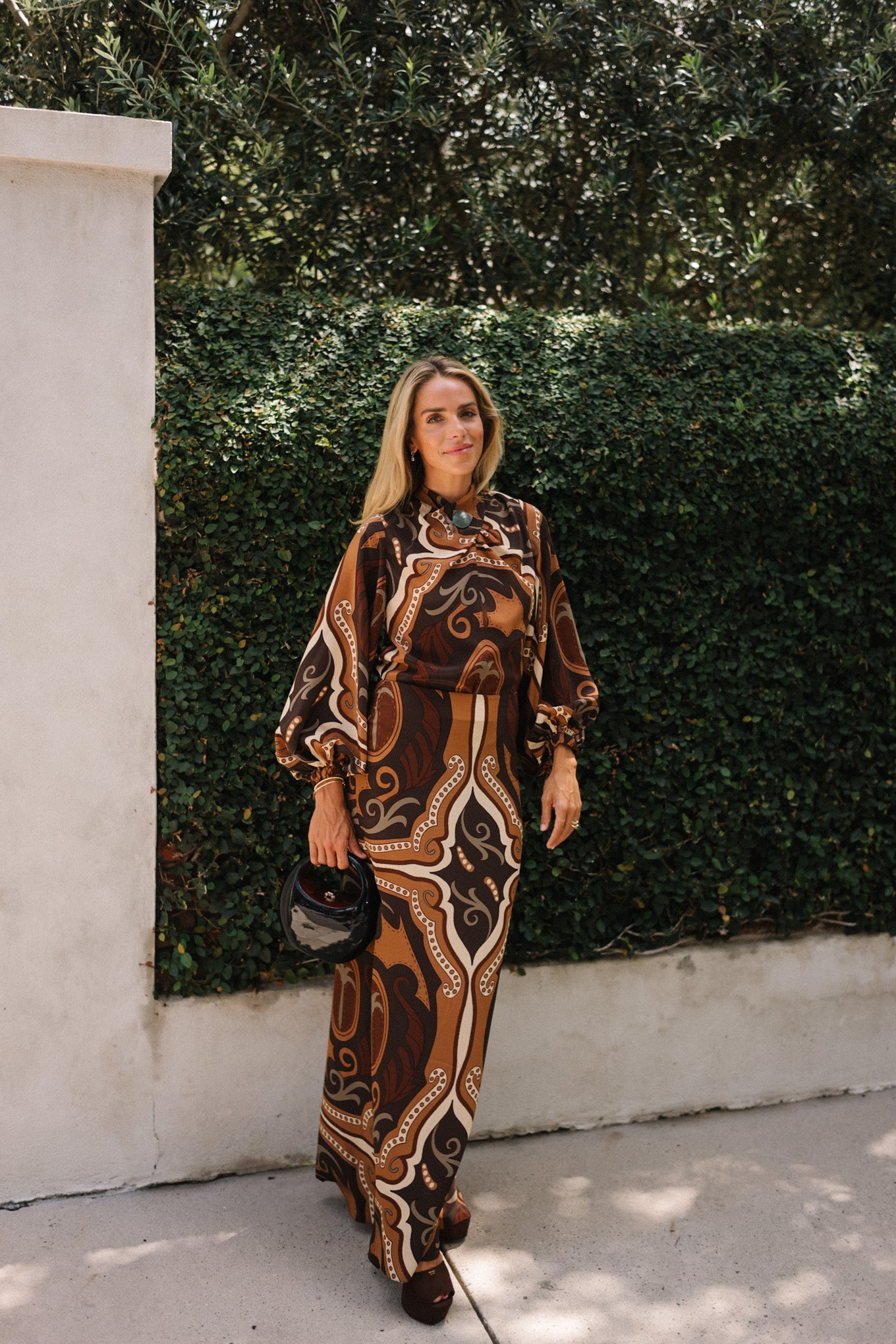 Brown à la crème verte à motifs d'automne Chemisier en soie et pompes ouvertes marron maxirock