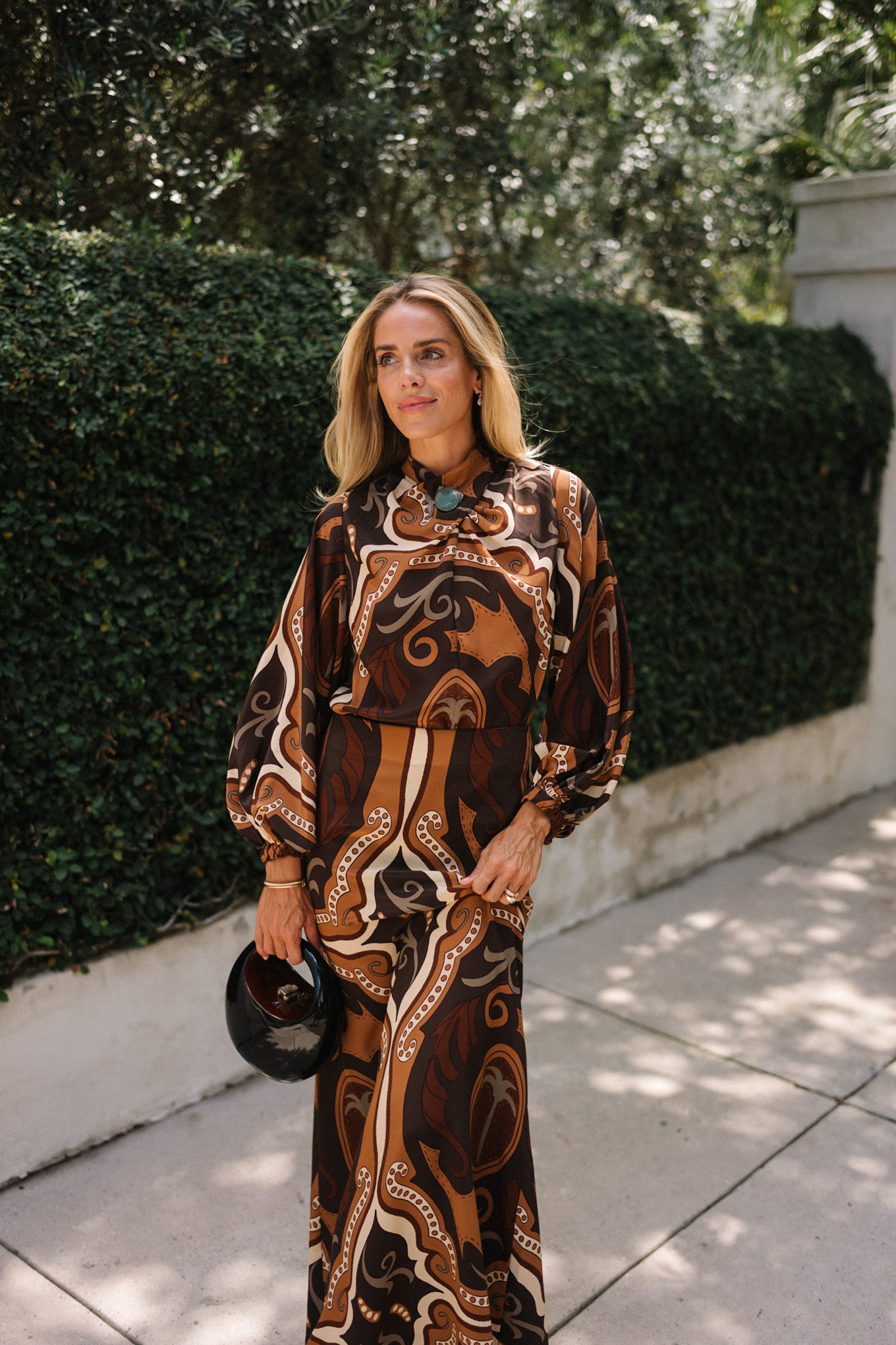 Brown à la crème verte à motifs d'automne Chemisier en soie et pompes ouvertes marron maxirock