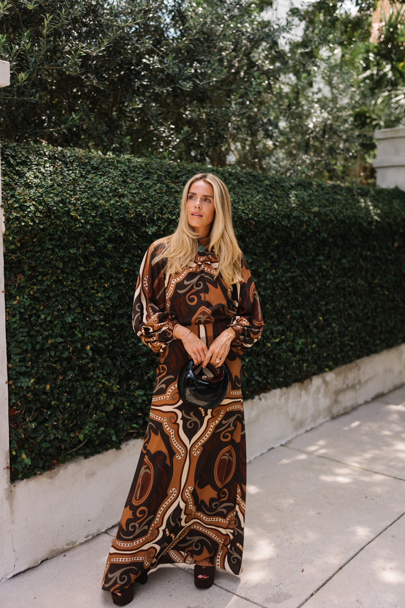 Brown à la crème verte à motifs d'automne Chemisier en soie et pompes ouvertes marron maxirock