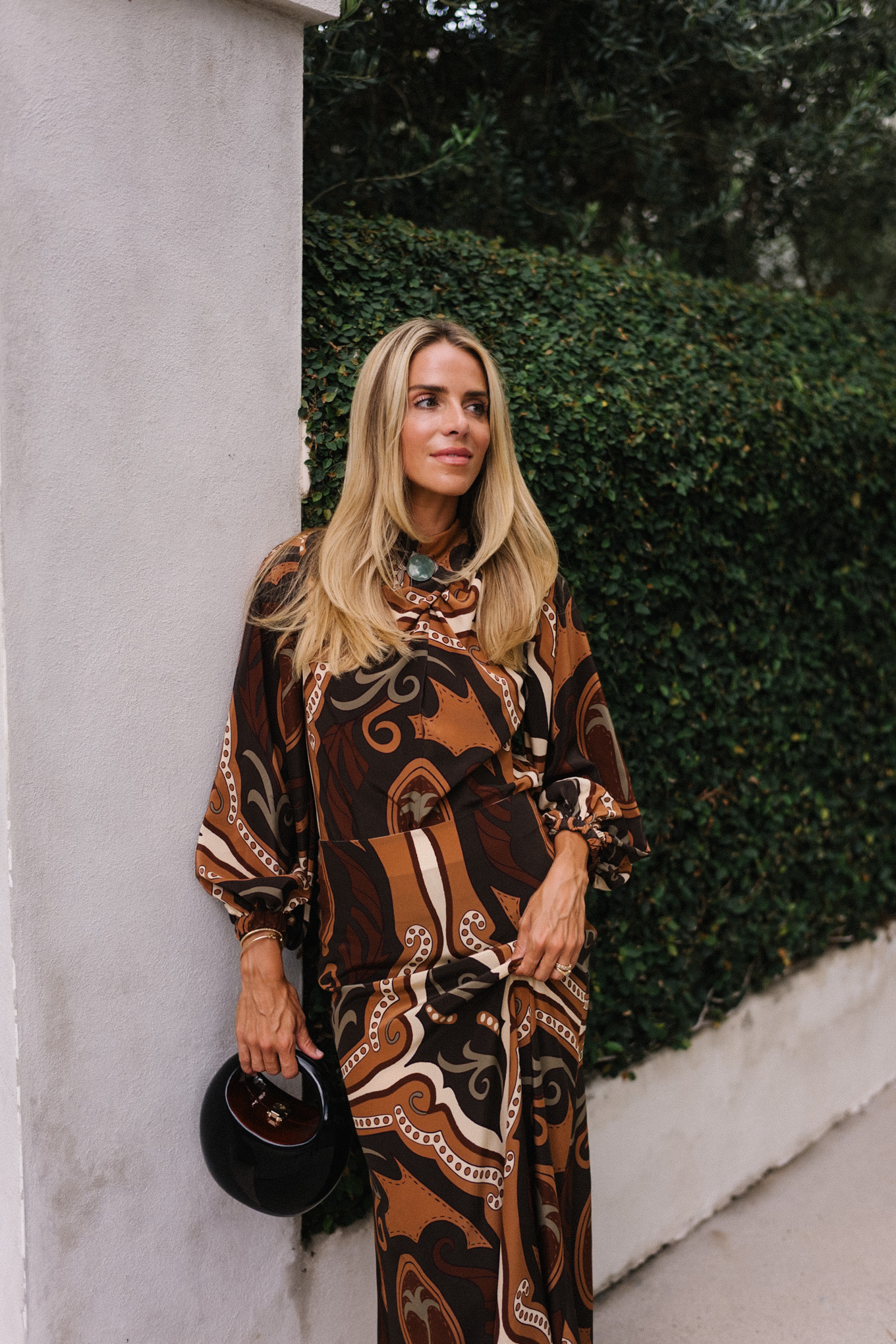 Brown à la crème verte à motifs d'automne Chemisier en soie et pompes ouvertes marron maxirock