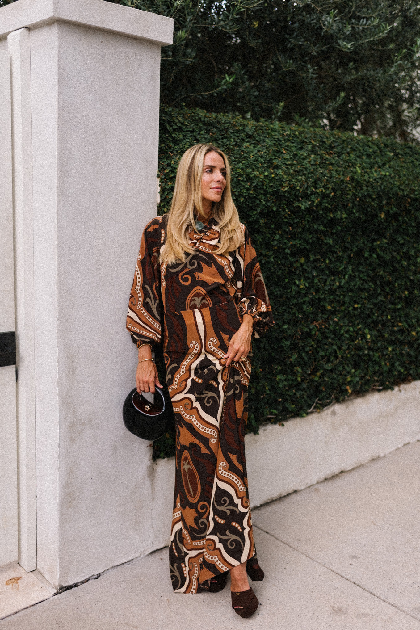 Brown à la crème verte à motifs d'automne Chemisier en soie et pompes ouvertes marron maxirock