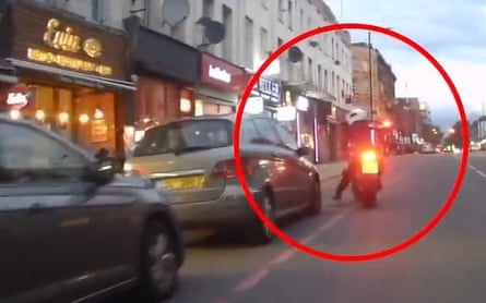 L'homme sur une moto a conduit à l'extérieur du restaurant Evin.