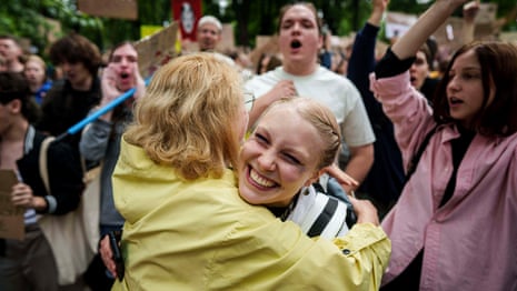 Les manifestants ukrainiens célèbrent lorsque les législateurs ont raison de restaurer le pouvoir des organisations anti-corruption