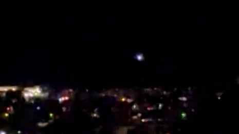 Das lichtemittierende Objekt fliegt weg, während der Flughafen Dänemark aufgrund von Drohnen-Video schließt