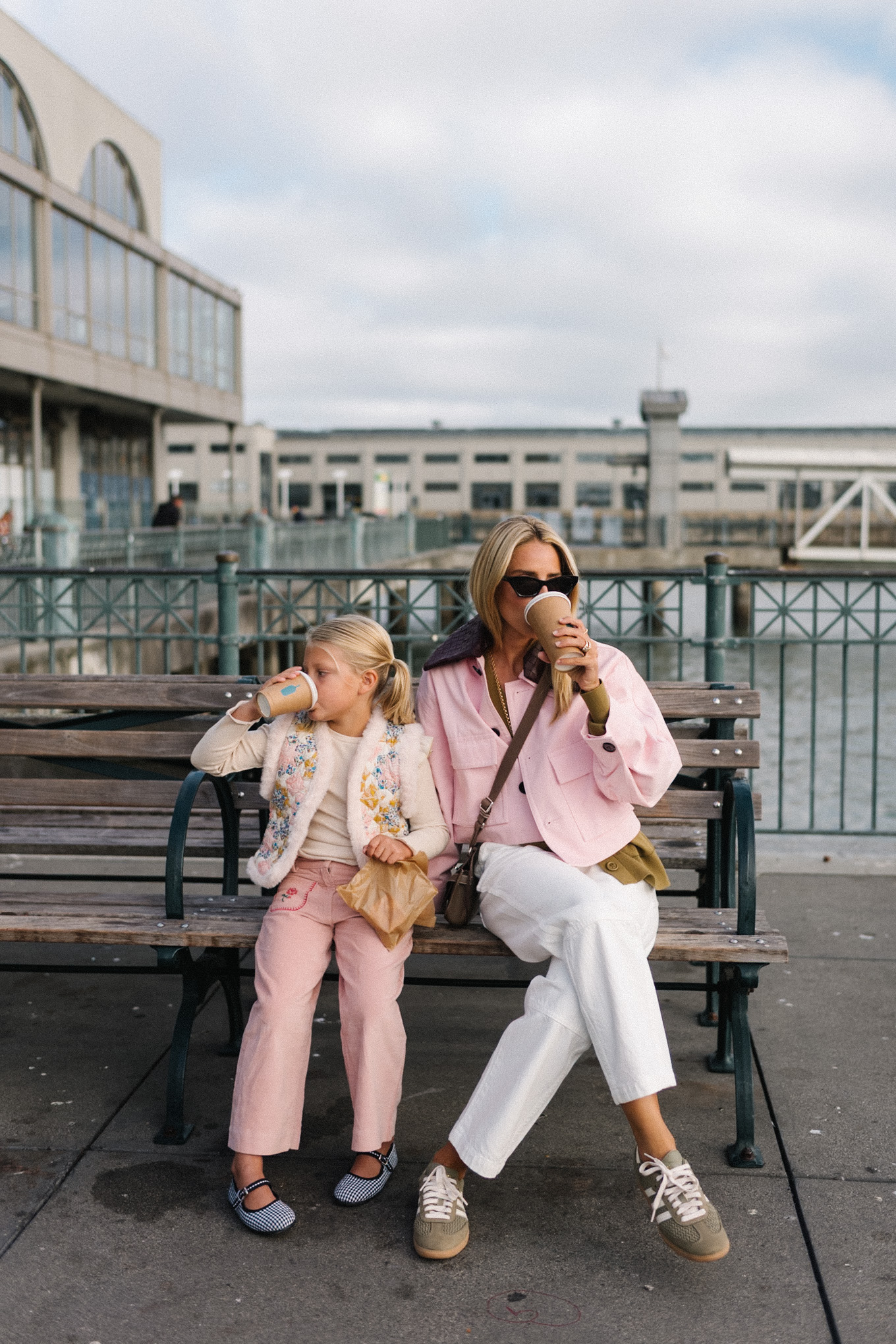 Veste de grange rose recadrée en jean en jean blanc vert baskets vertes