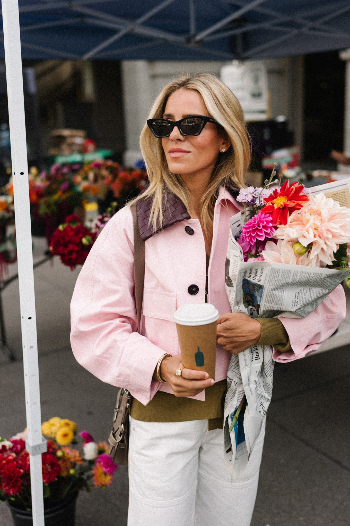 Veste de grange rose recadrée en jean en jean blanc vert baskets vertes