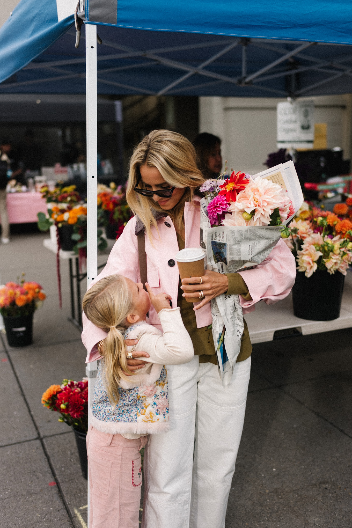 Veste de grange rose recadrée en jean en jean blanc vert baskets vertes