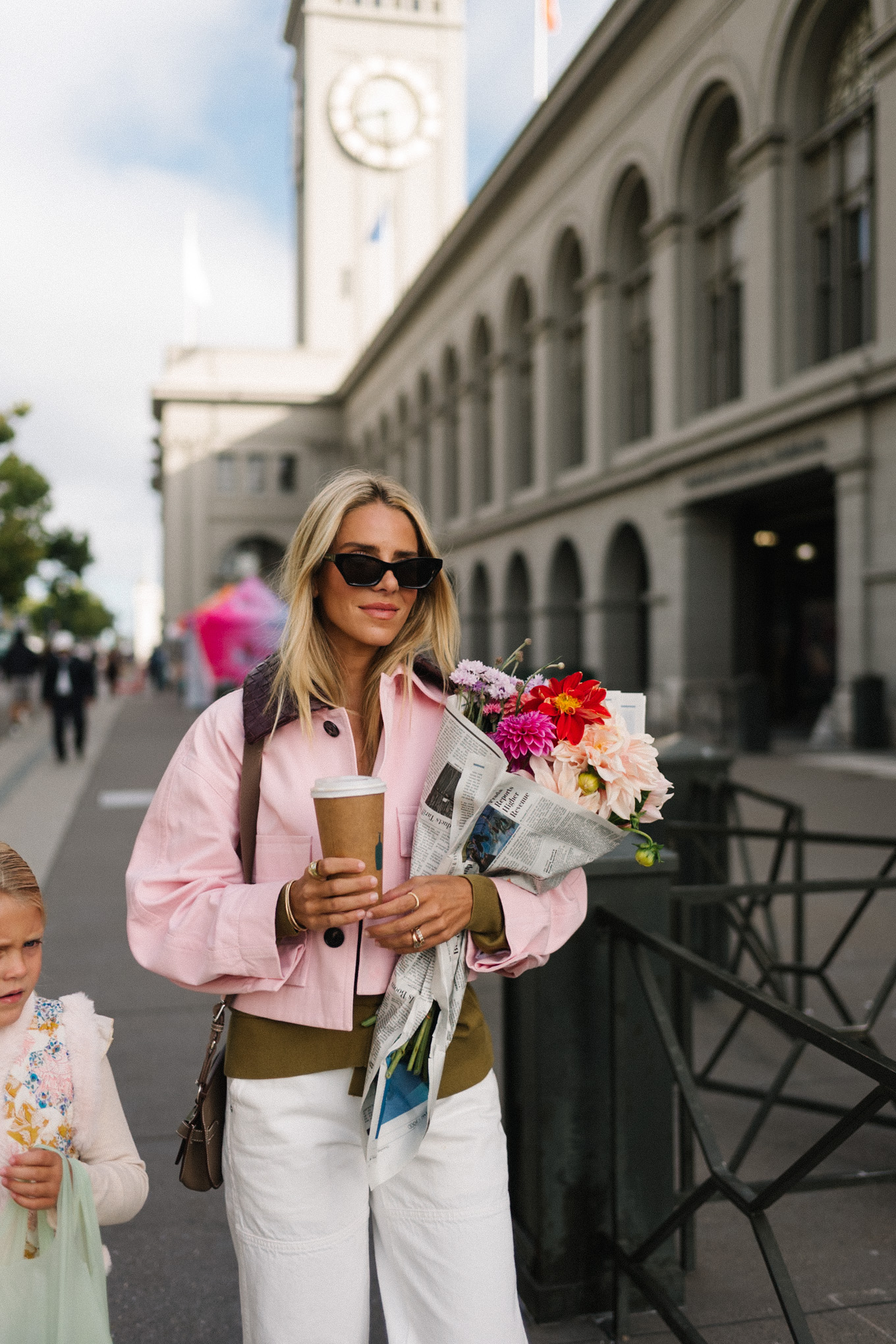 Veste de grange rose recadrée en jean en jean blanc vert baskets vertes