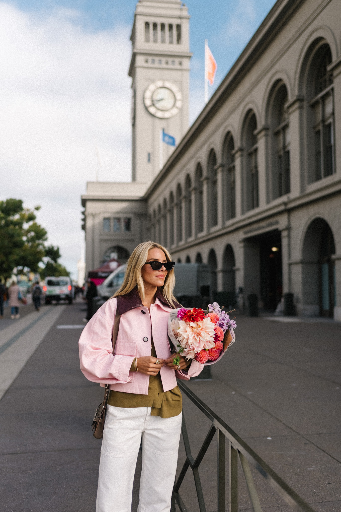 Veste de grange rose recadrée en jean en jean blanc vert baskets vertes