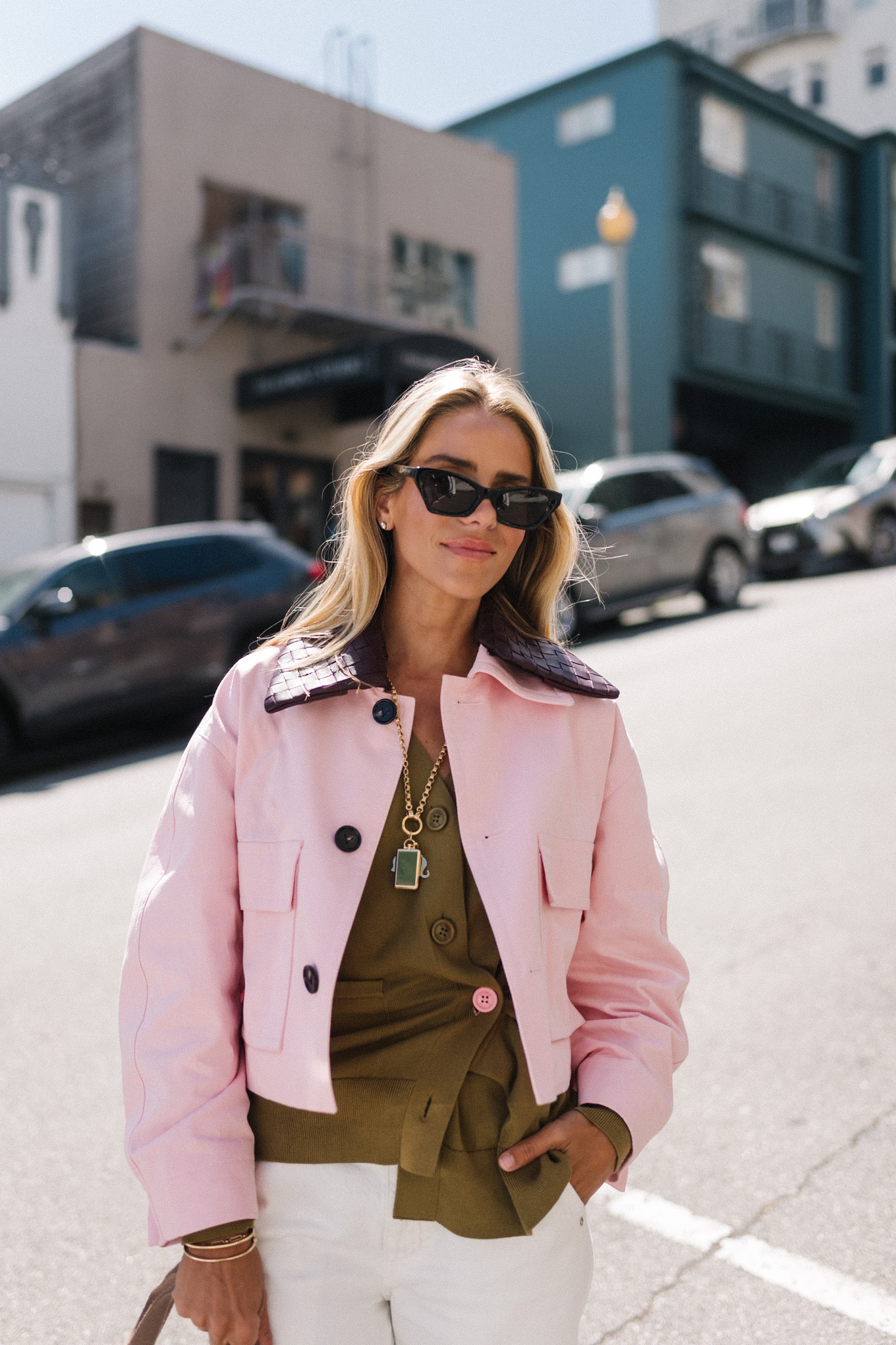 Veste de grange rose recadrée en jean en jean blanc vert baskets vertes