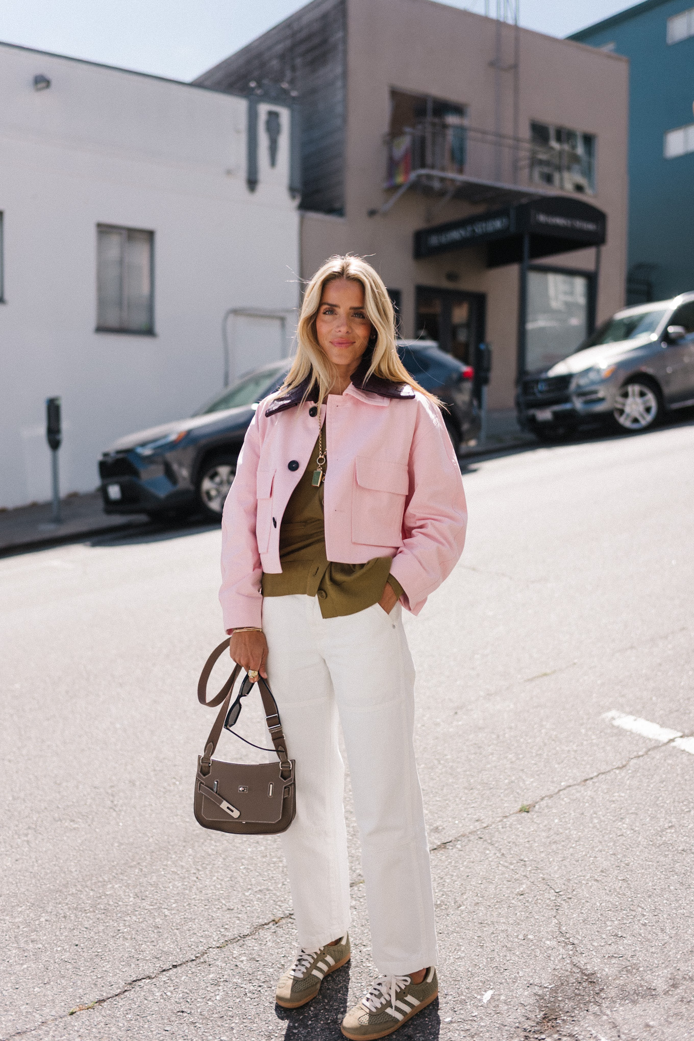 Veste de grange rose recadrée en jean en jean blanc vert baskets vertes