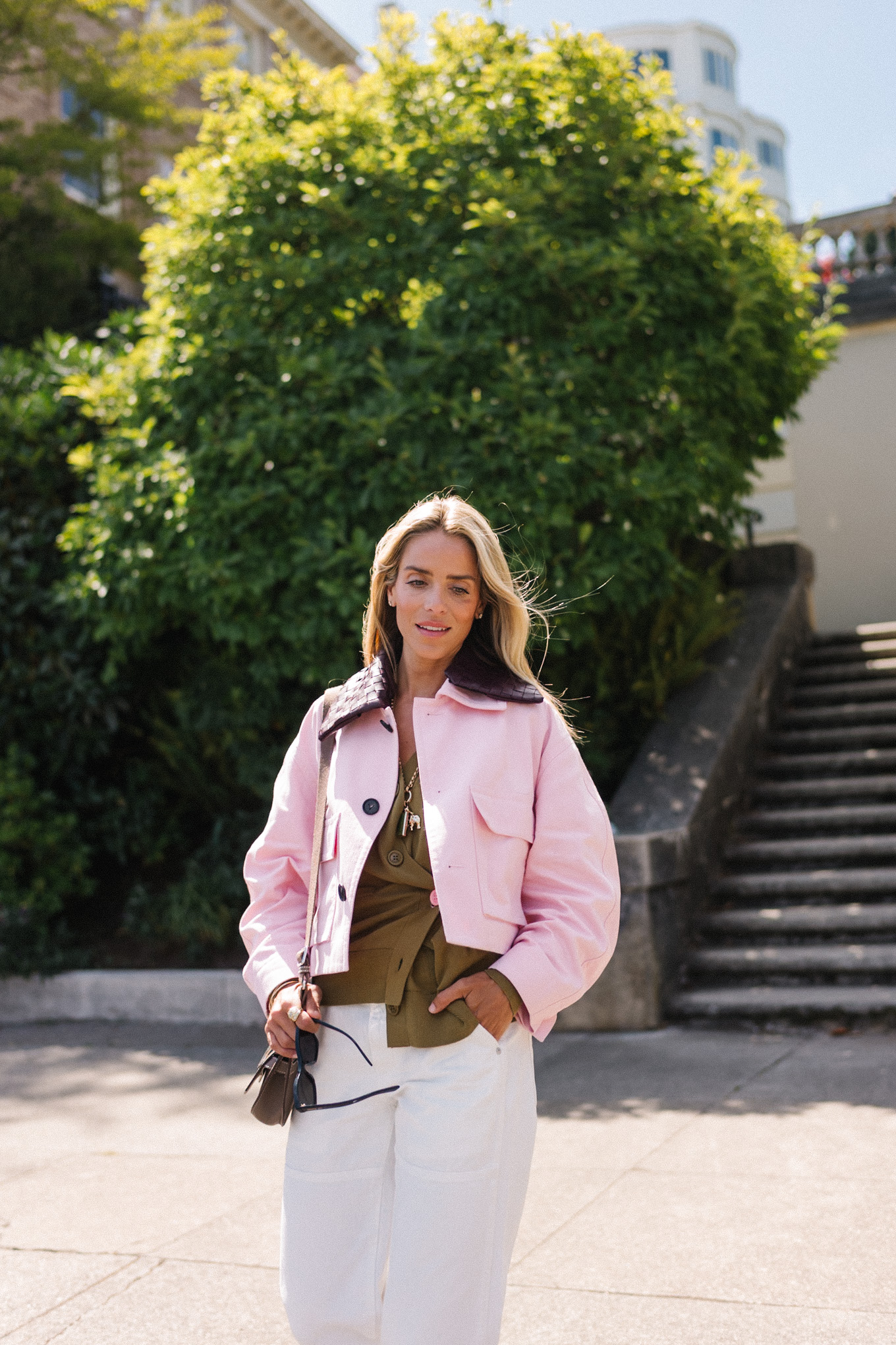 Veste de grange rose recadrée en jean en jean blanc vert baskets vertes