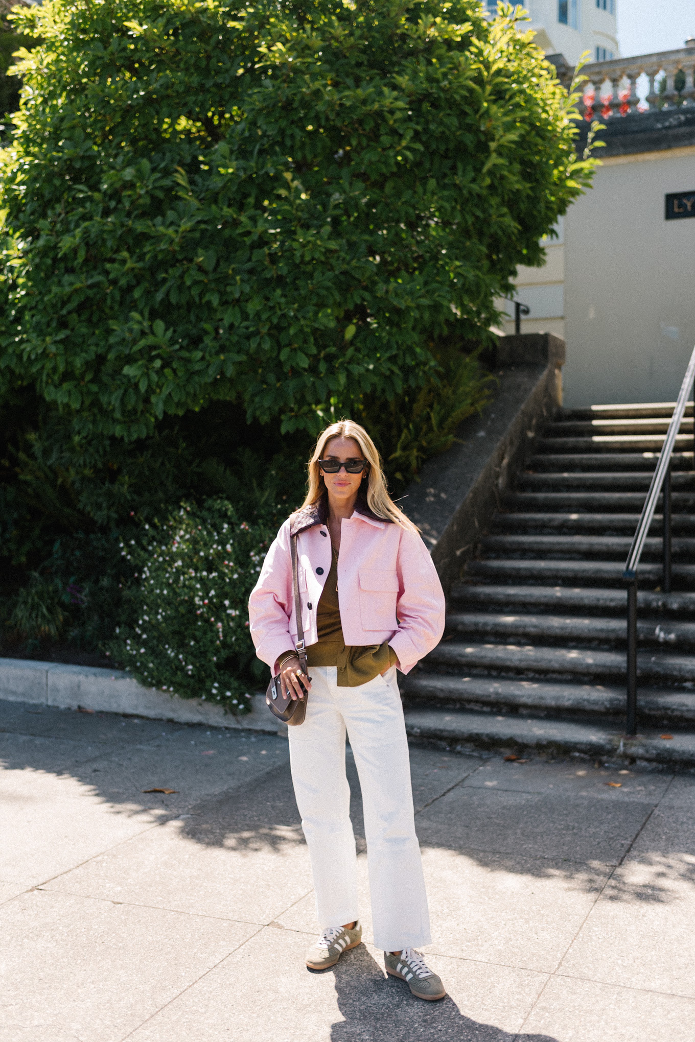 Veste de grange rose recadrée en jean en jean blanc vert baskets vertes