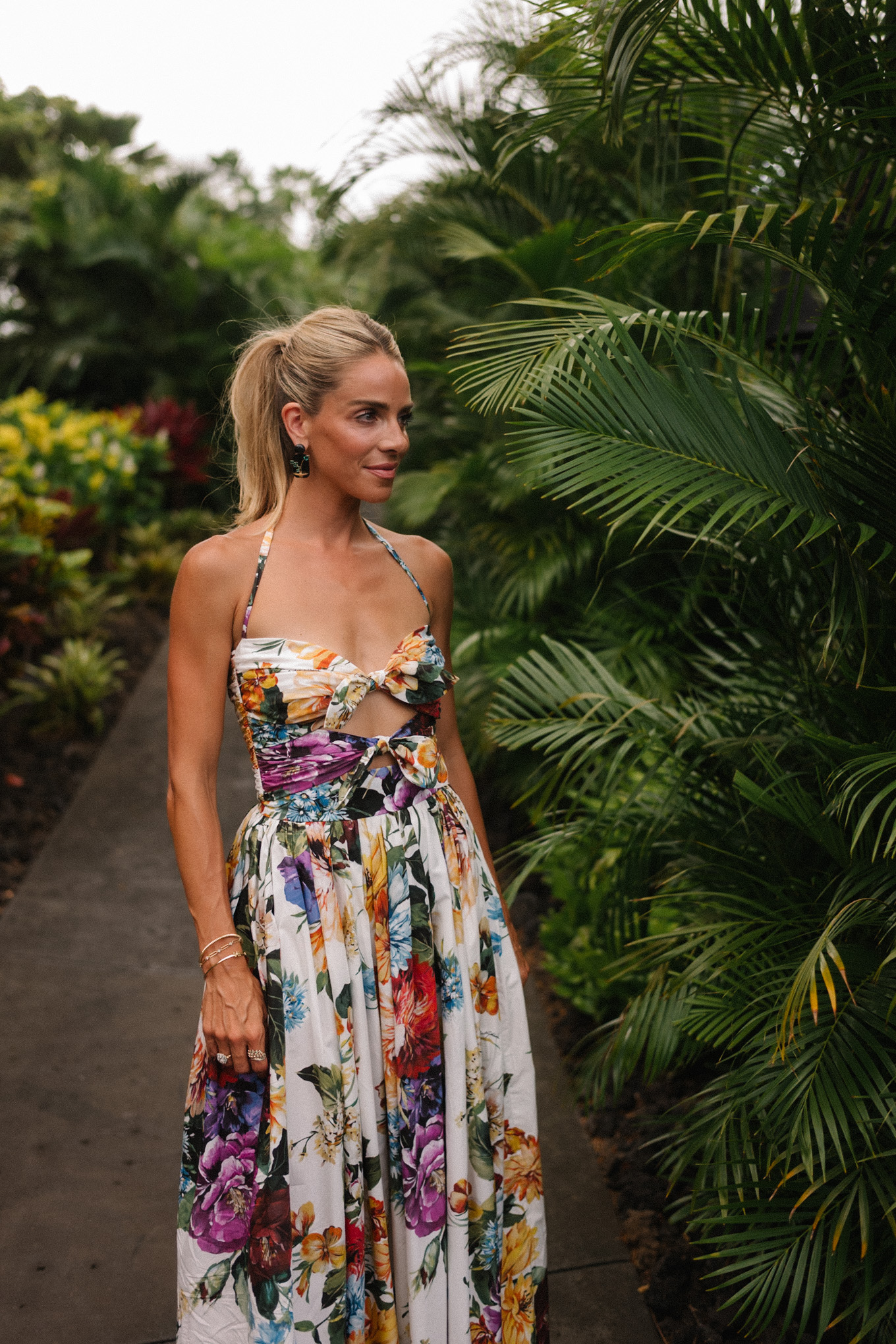 Boucles d'oreilles en haut à fleurs et à la roche