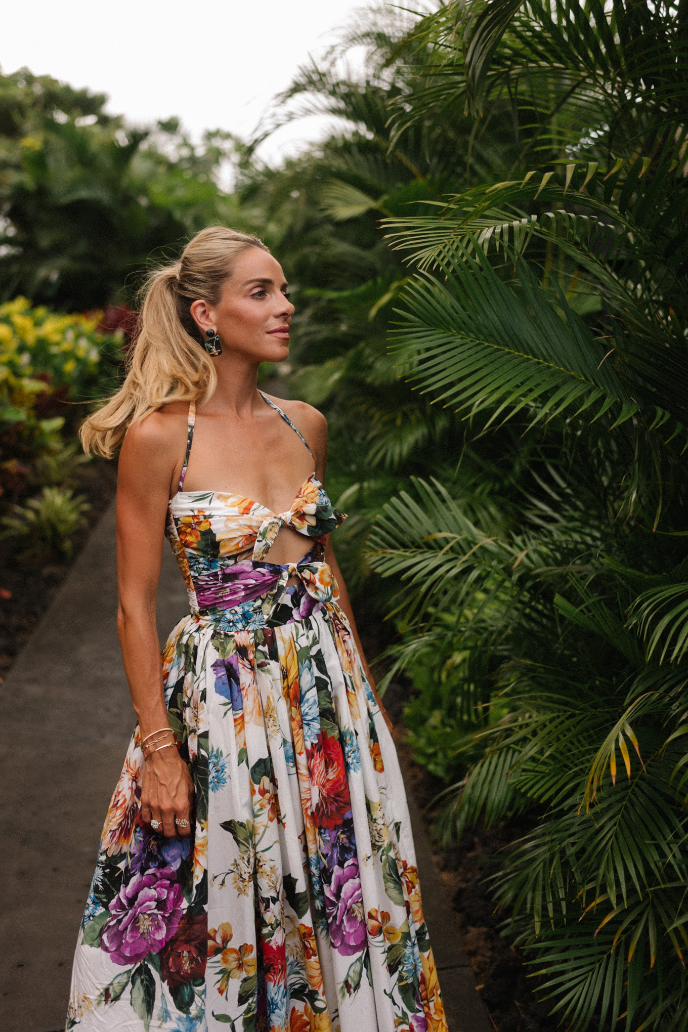 Boucles d'oreilles en haut à fleurs et à la roche