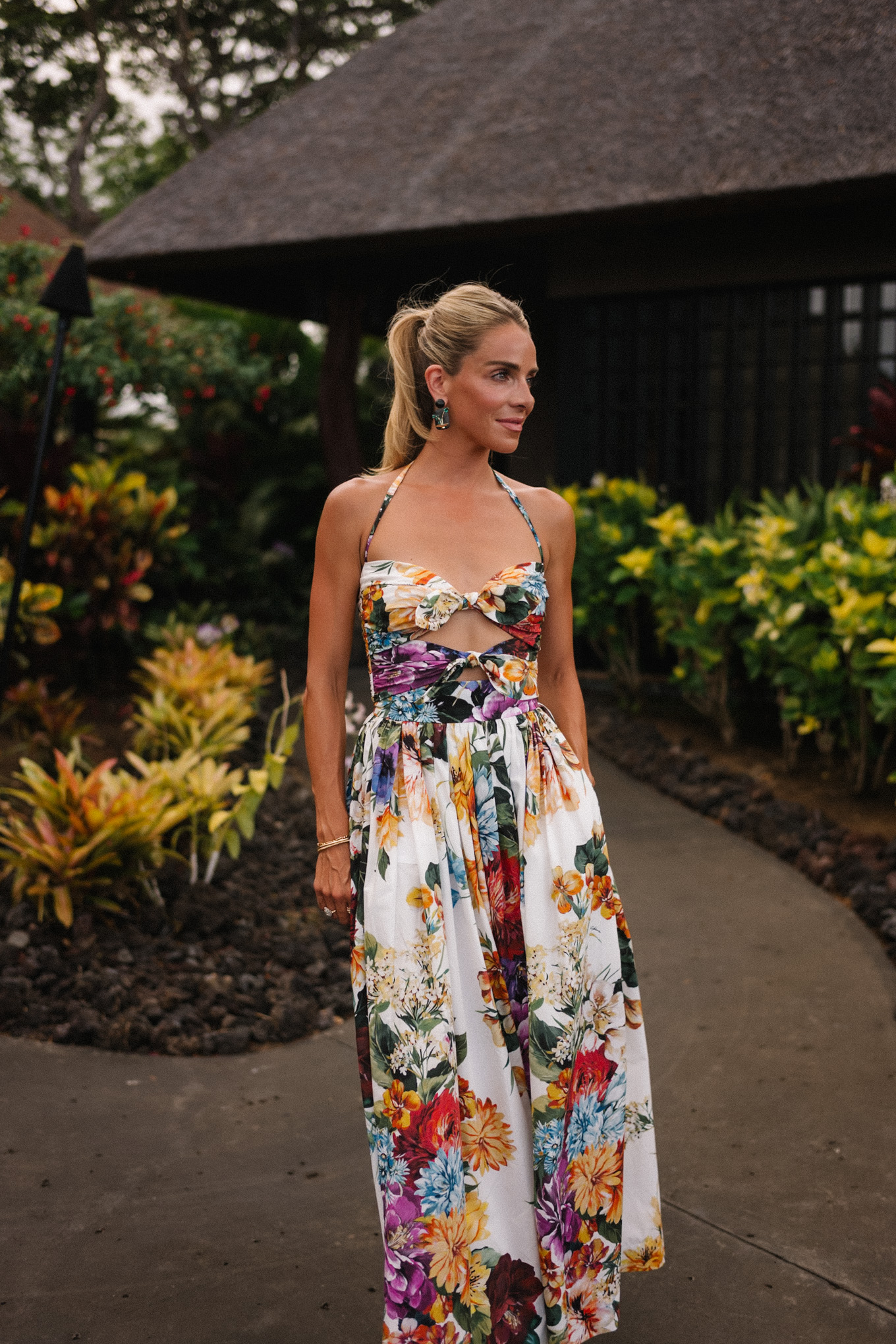 Boucles d'oreilles en haut à fleurs et à la roche