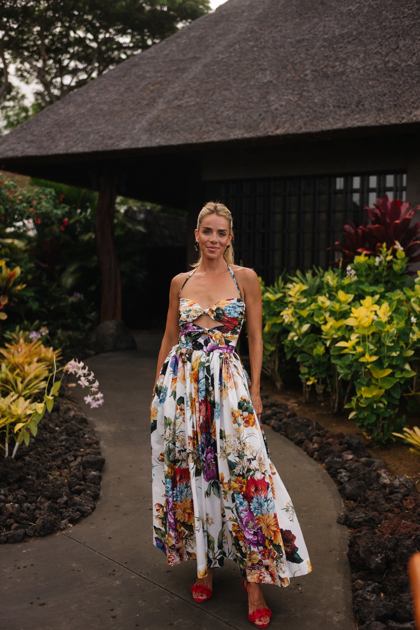 Boucles d'oreilles en haut à fleurs et à la roche