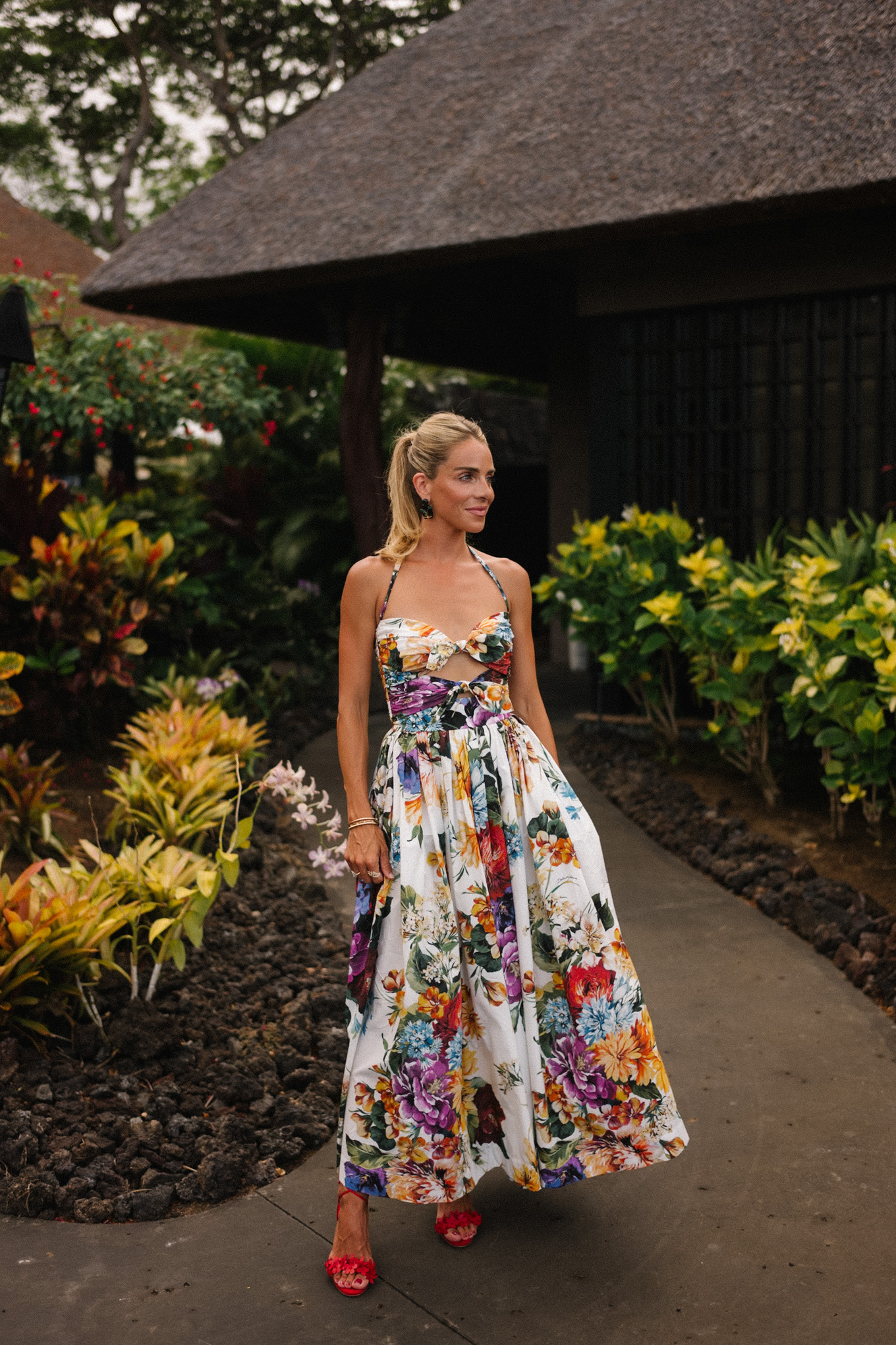 Boucles d'oreilles en haut à fleurs et à la roche