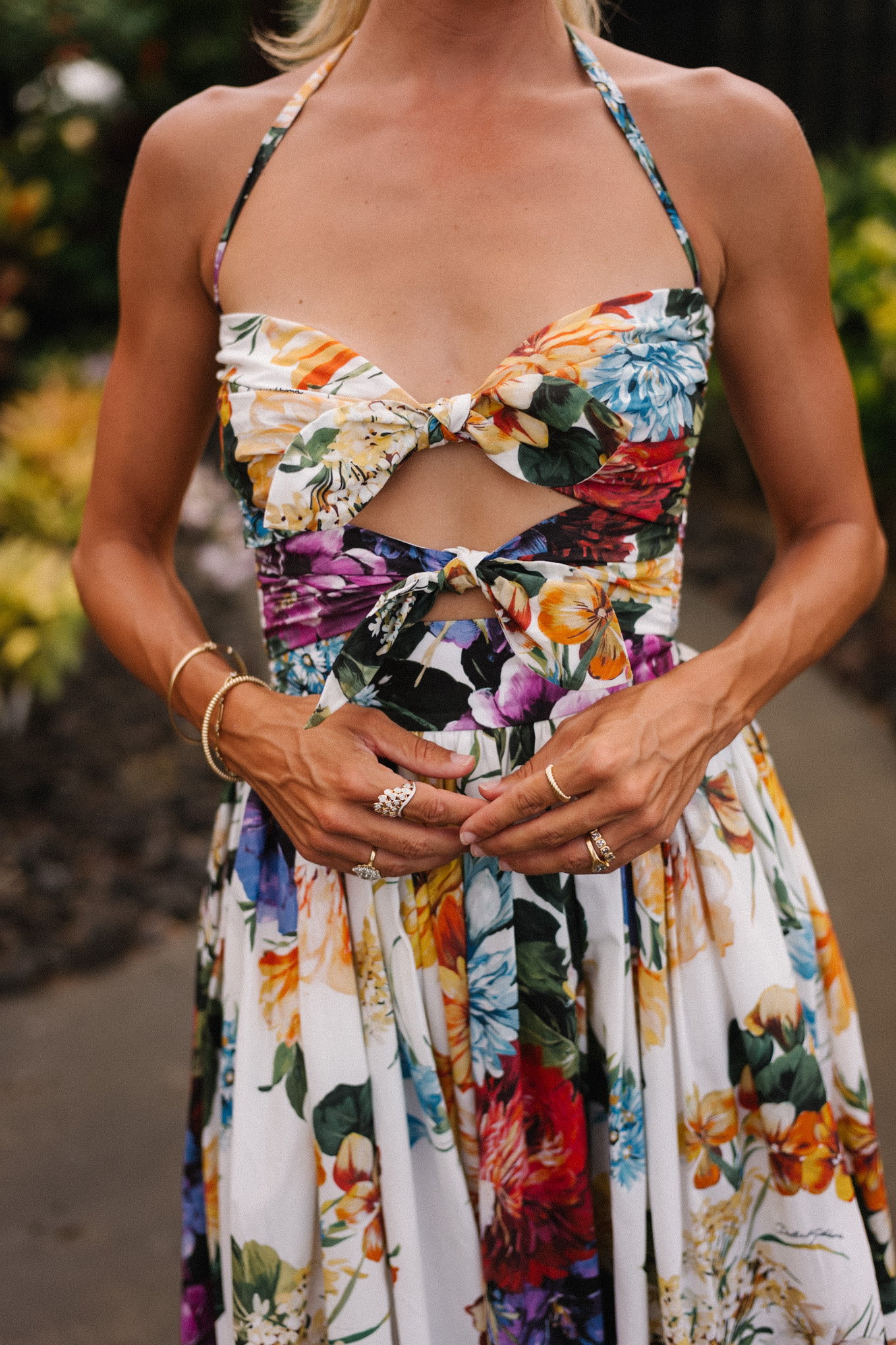 Boucles d'oreilles en haut à fleurs et à la roche