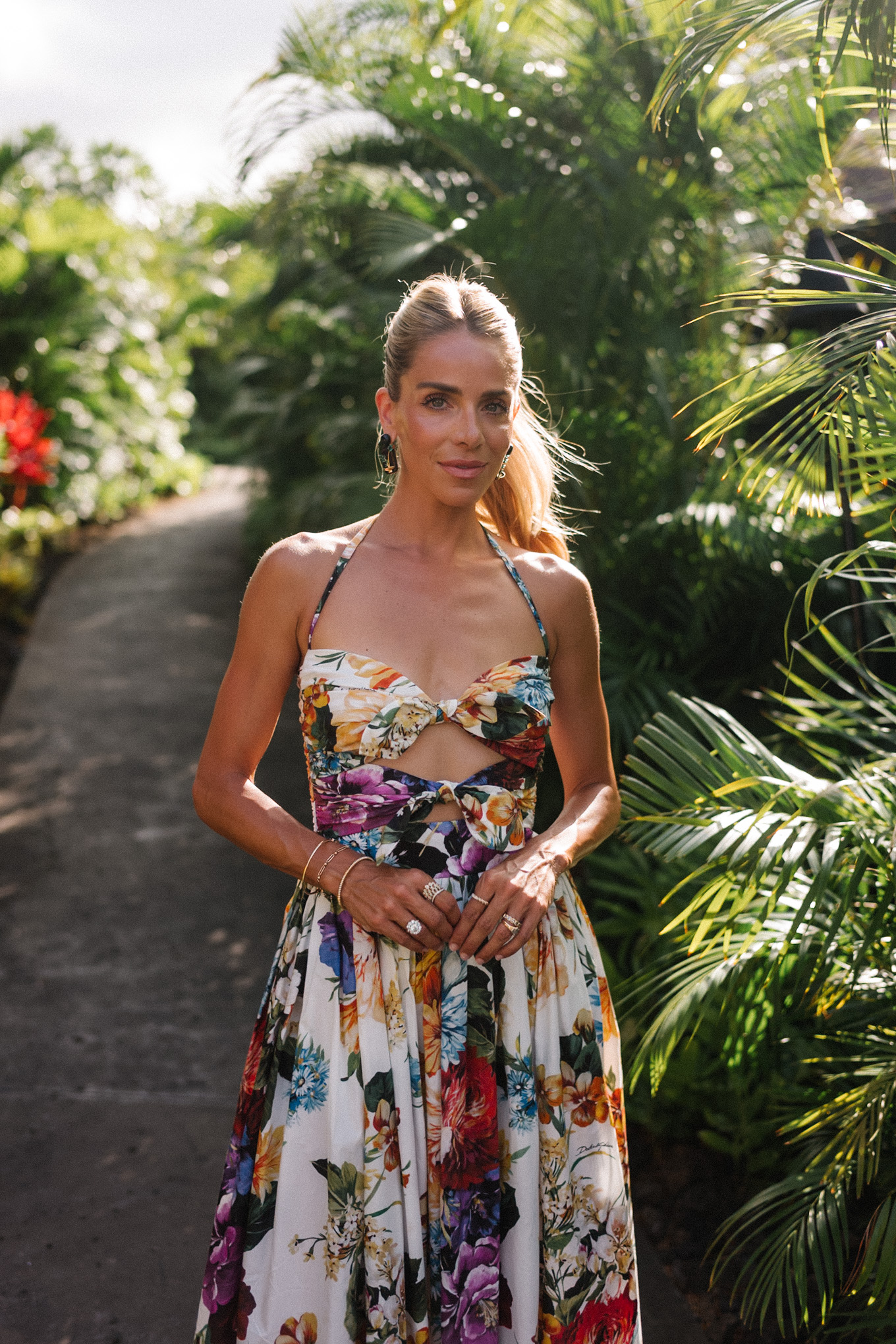 Boucles d'oreilles en haut à fleurs et à la roche