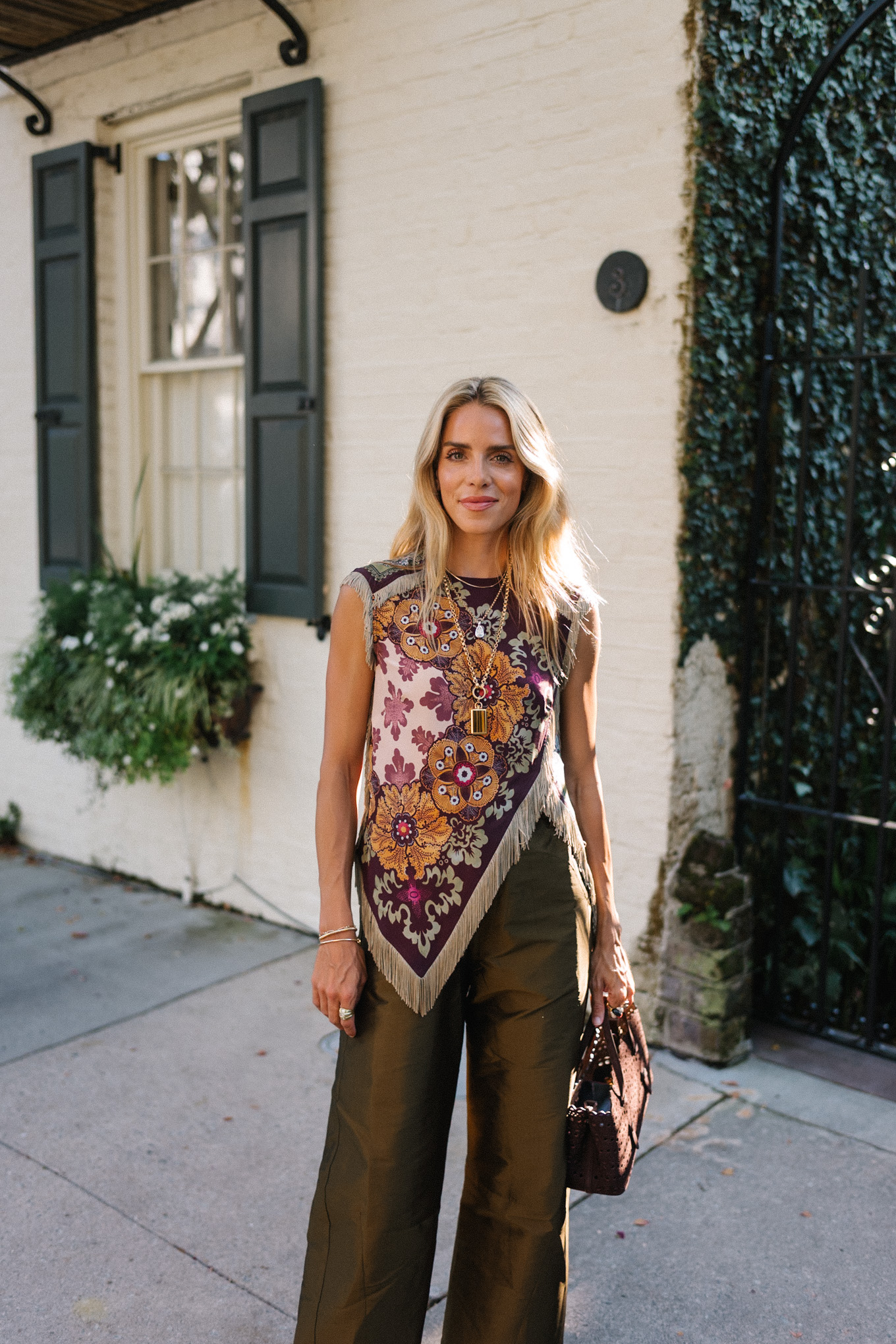 Écharpe florale violette Pantalon de satin brun supérieur sac à main marron