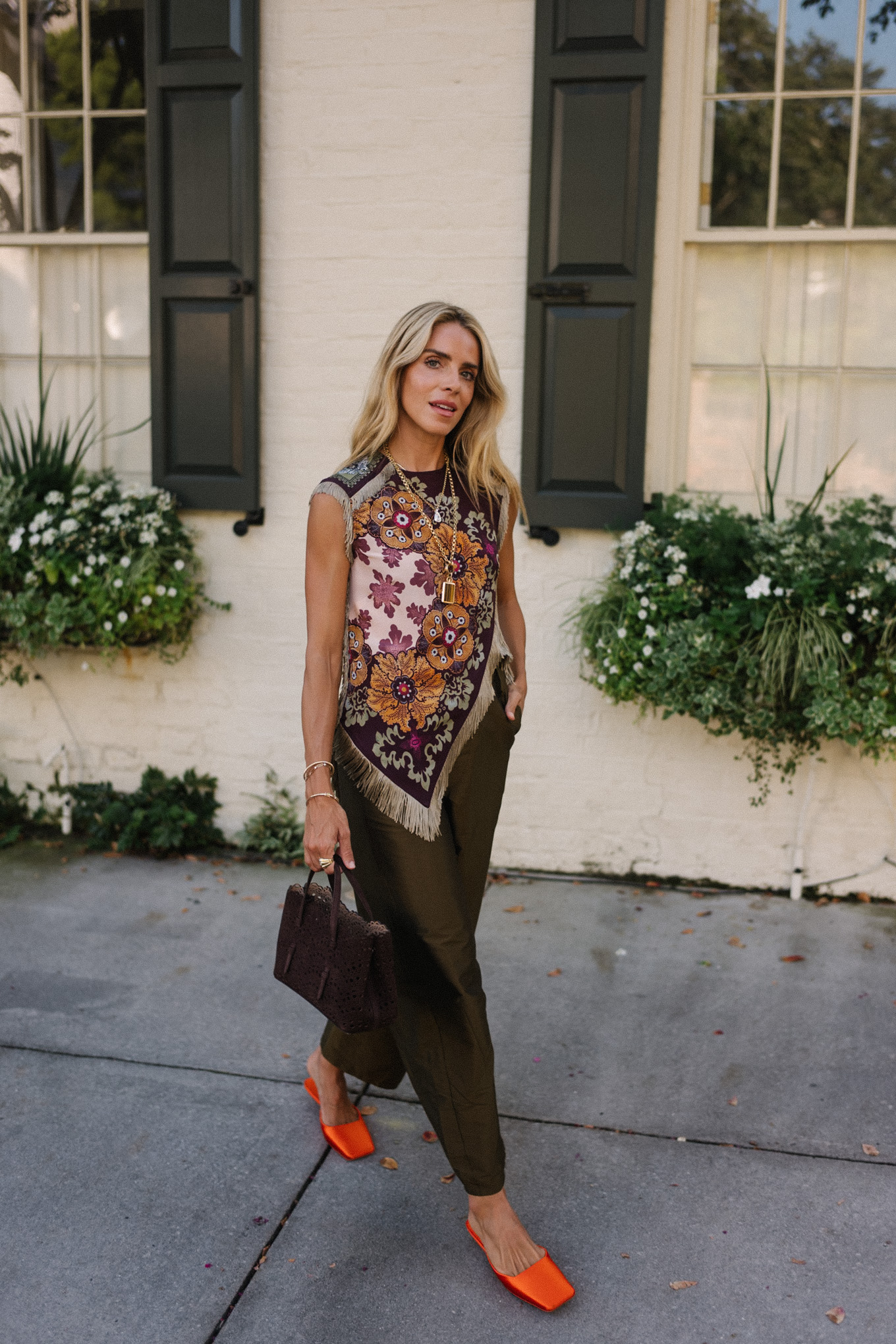 Écharpe florale violette Pantalon de satin brun supérieur sac à main marron