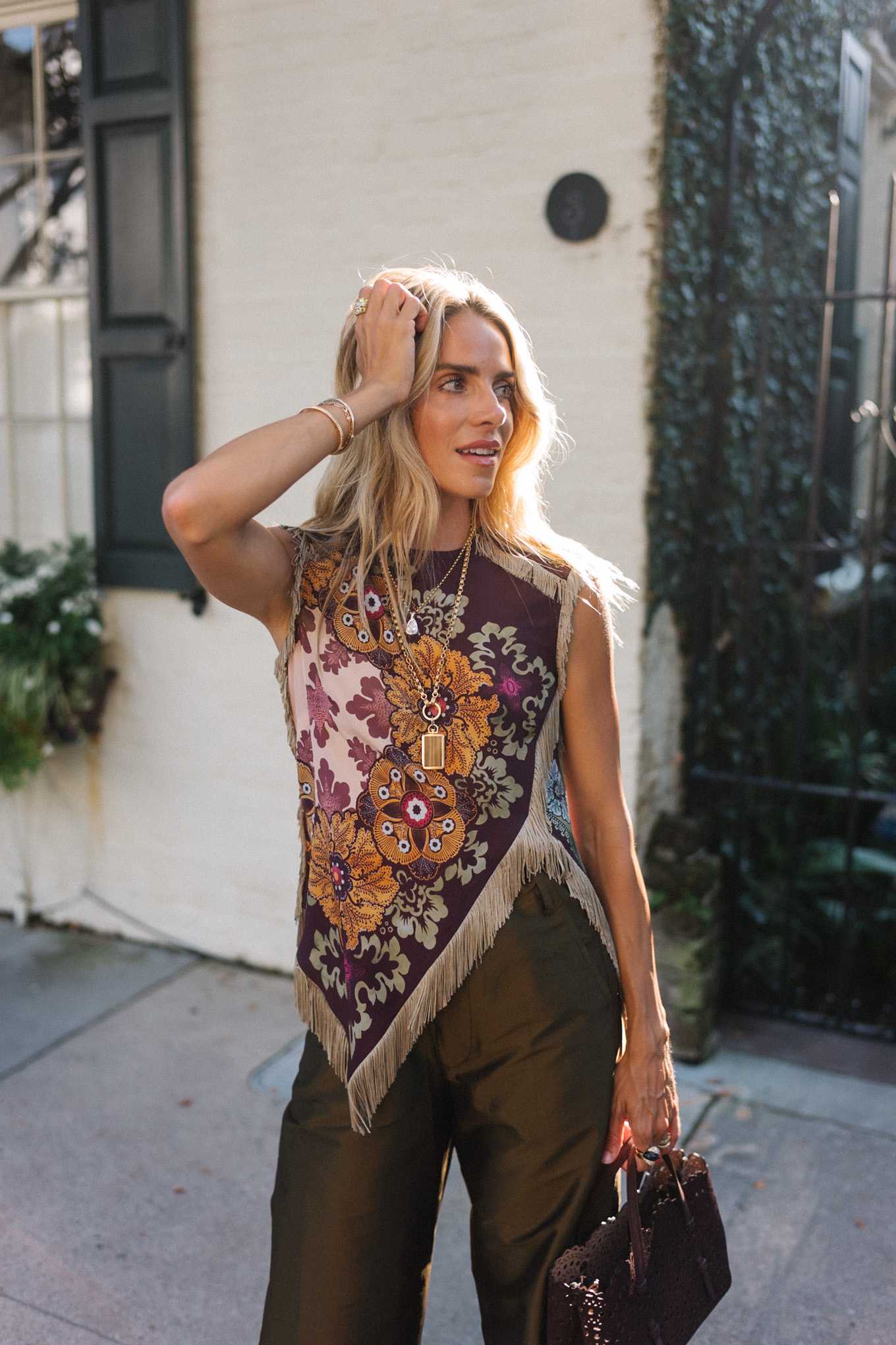 Écharpe florale violette Pantalon de satin brun supérieur sac à main marron