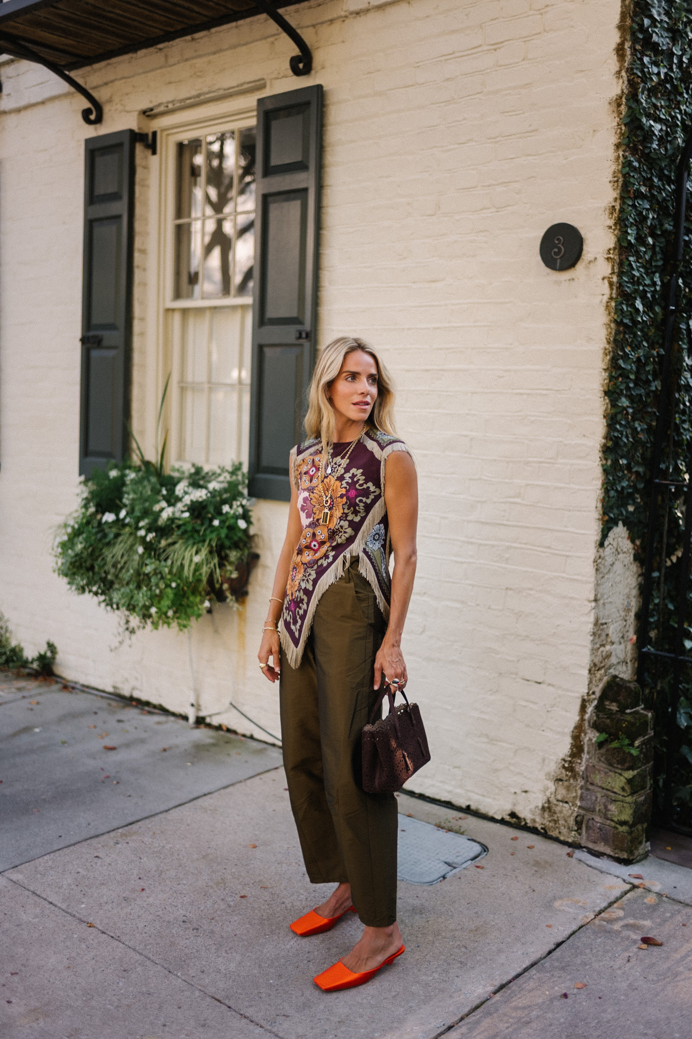 Écharpe florale violette Pantalon de satin brun supérieur sac à main marron