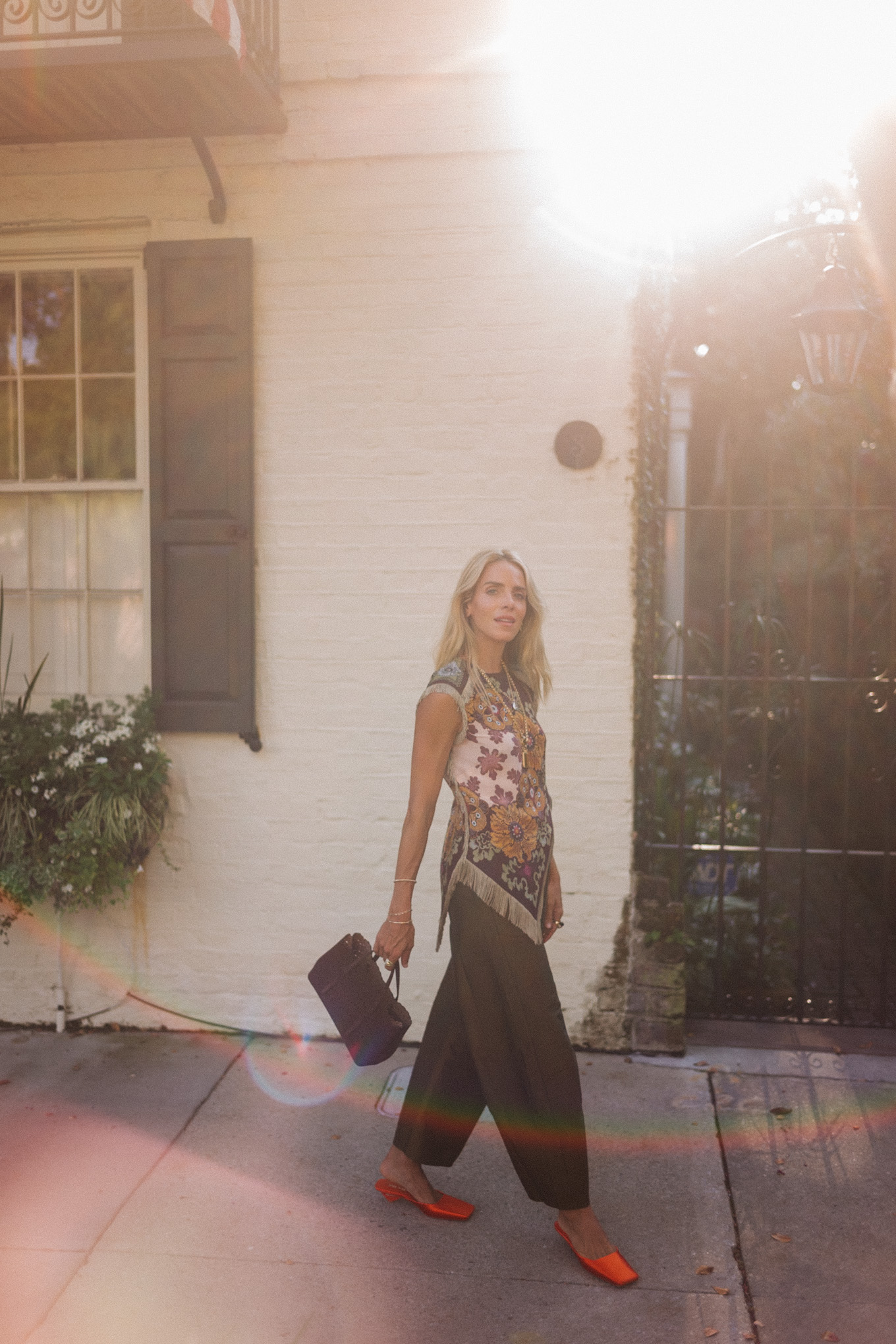 Écharpe florale violette Pantalon de satin brun supérieur sac à main marron