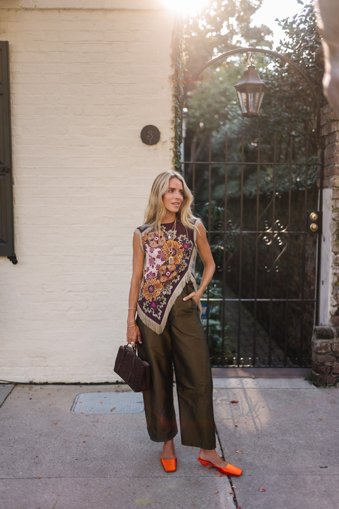 Écharpe florale violette Pantalon de satin brun supérieur sac à main marron