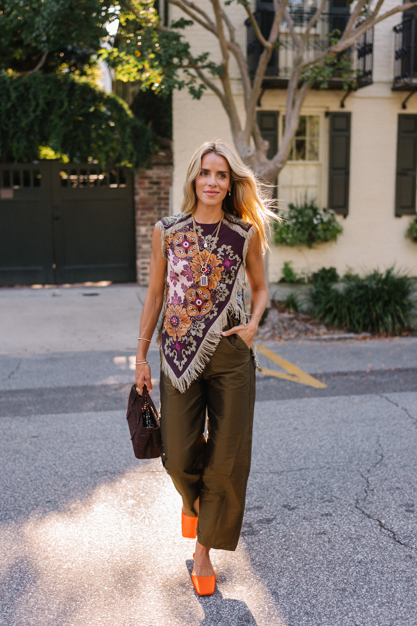 Écharpe florale violette Pantalon de satin brun supérieur sac à main marron